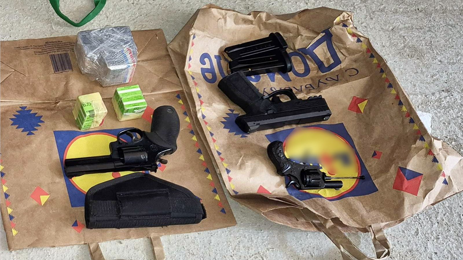 (FOTO) Uhapšeni dileri droge u Novom Sadu: Zaplenjeno 30 kilograma marihuane i osam litara amfetaminskog ulja 2 (FOTO) Uhapšeni dileri droge u Novom Sadu: Zaplenjeno 30 kilograma marihuane i osam litara amfetaminskog ulja 2