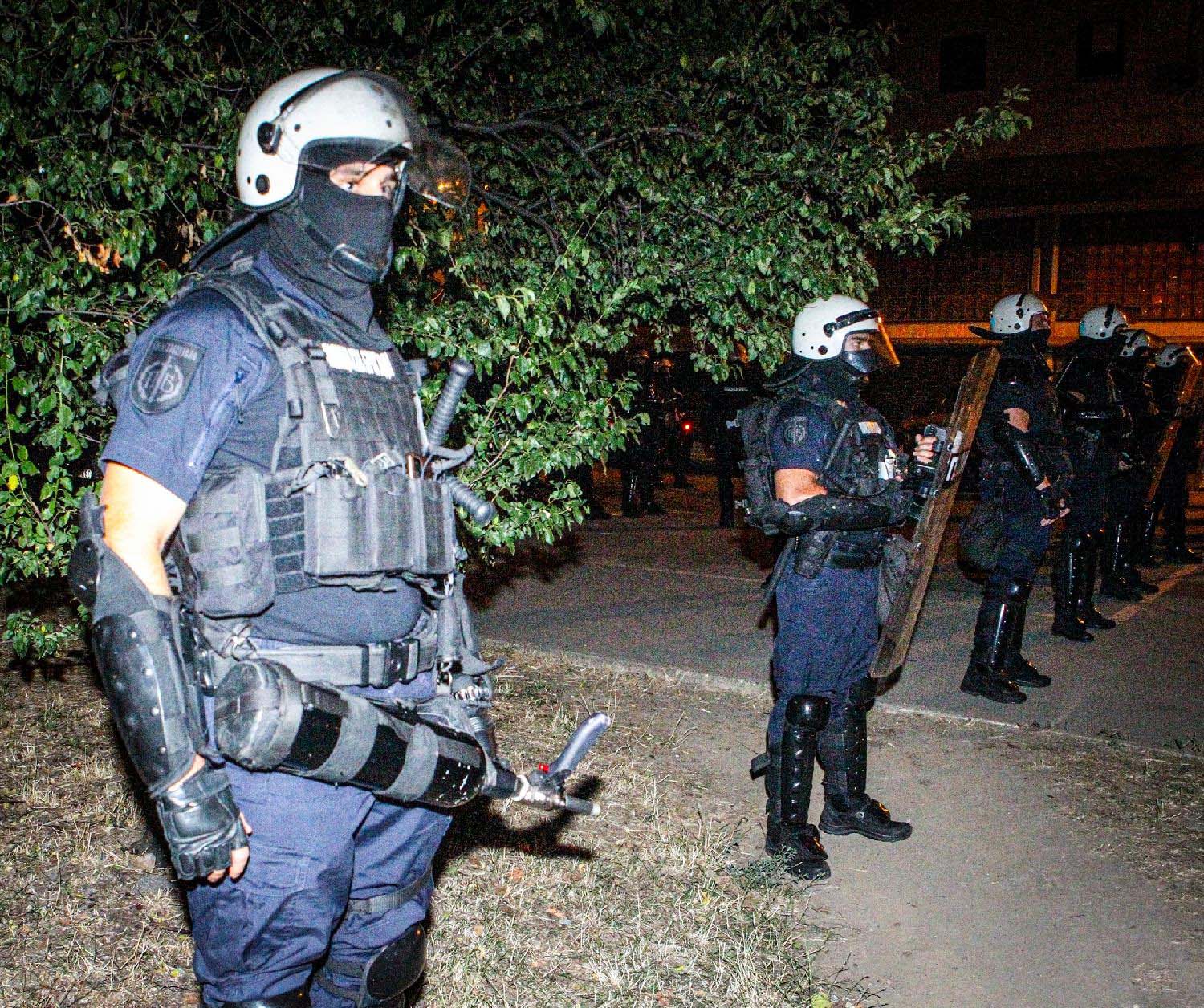 Od "vatrometa" do tišine: Gde su nestali čuvari SNS prostorija tokom protesta u Novom Sadu? 5