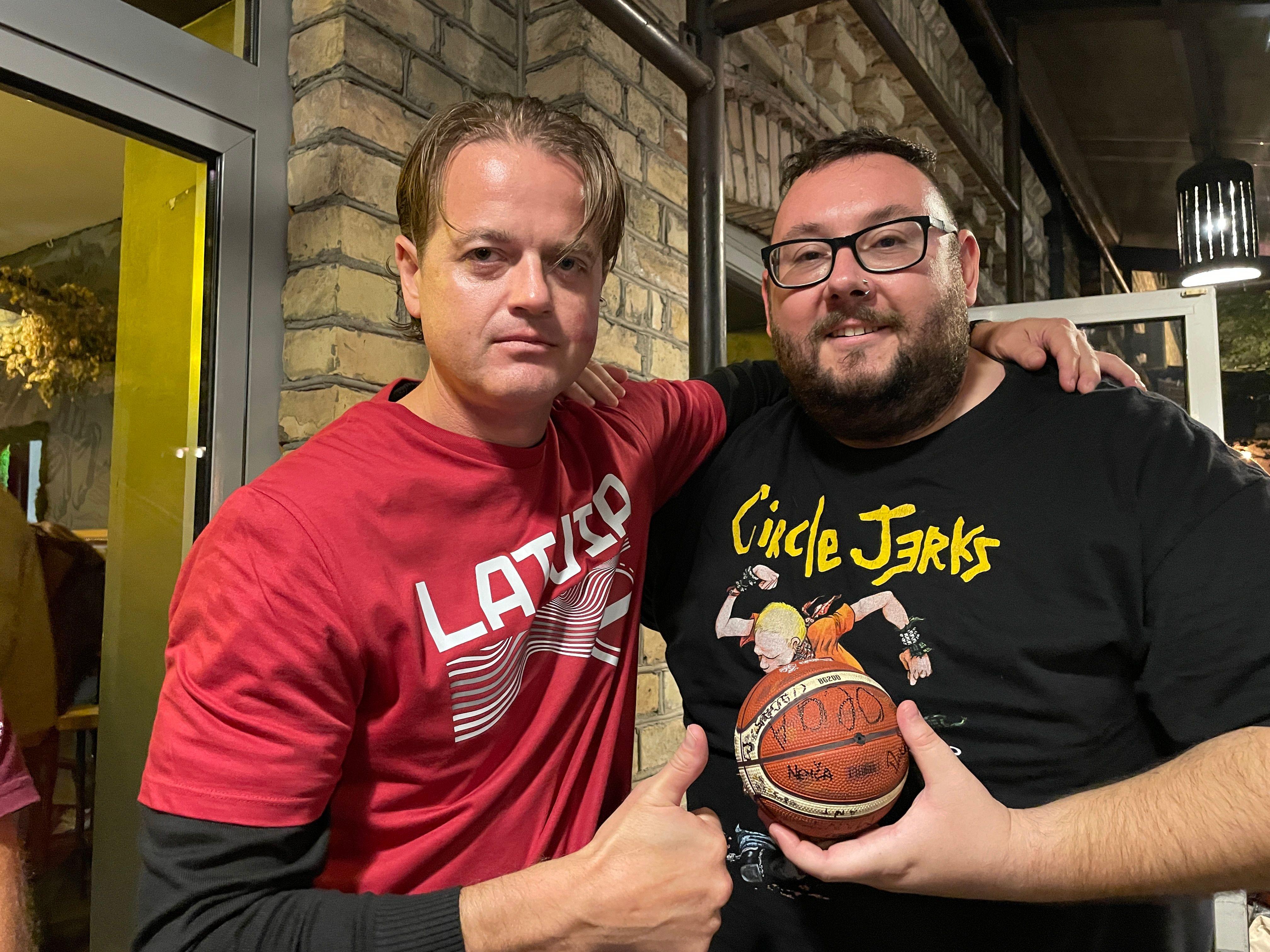 Letonski navijač i BBC novinar, pošto je lopta potpisana