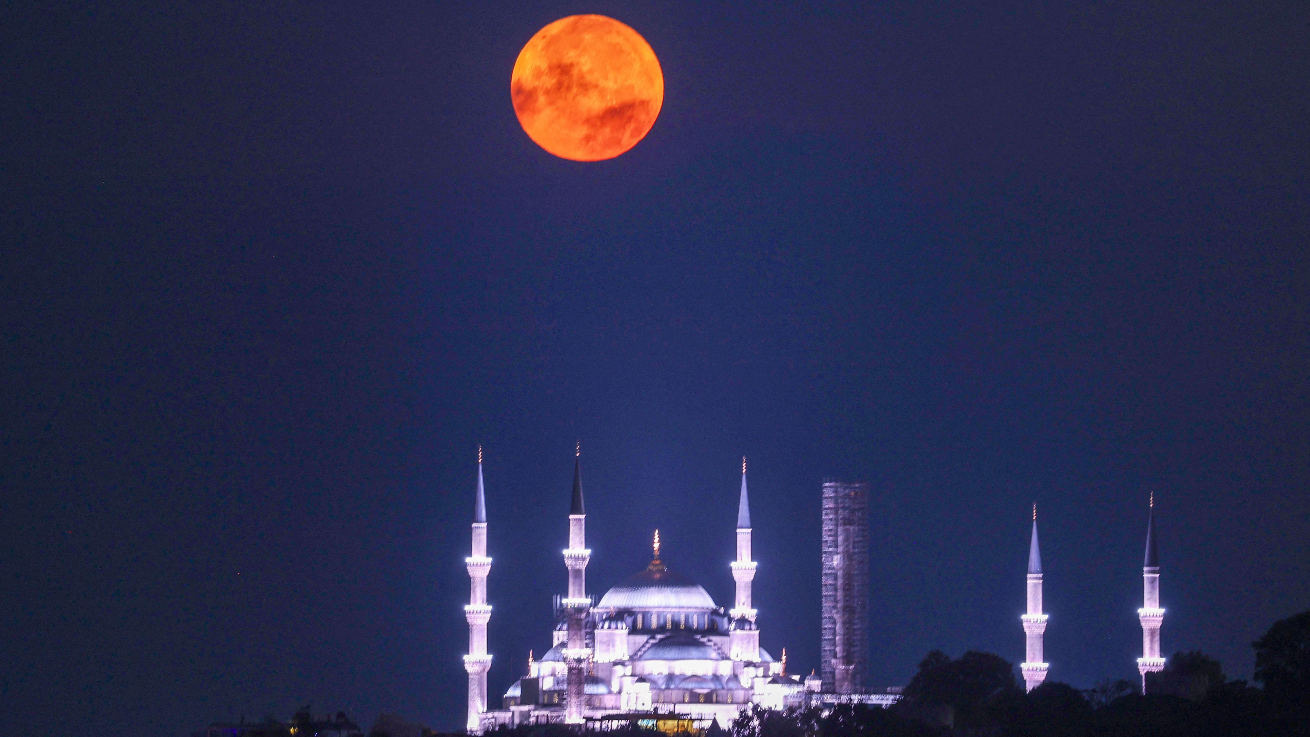 Avgustovski pun mesec: Svetlost koja najavljuje kraj leta 3 Pun mesec iznad osvetljene Plave džamije u Istanbulu