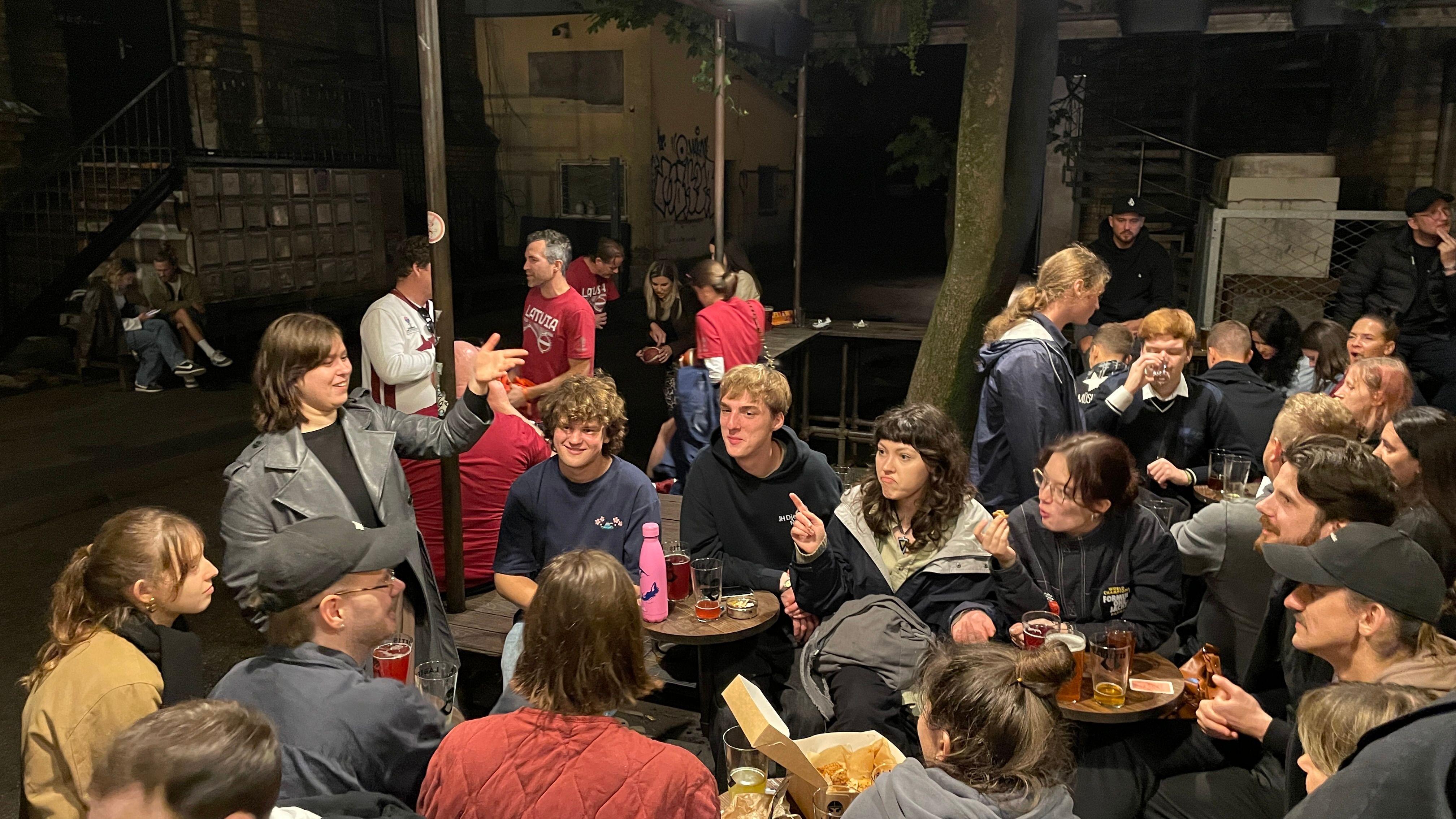 Ekipa za susednim stolom usred usmene društvene igre