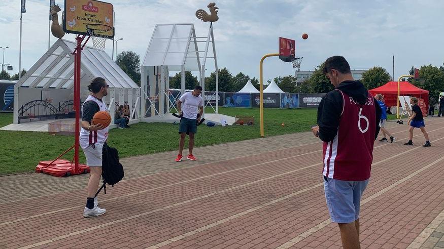 BBC u fan zoni Evrobasketa: Stopiranje, podrška iz dijaspore i burger na vatri 7 Karlo (levo) sa prijateljima šutira na koš