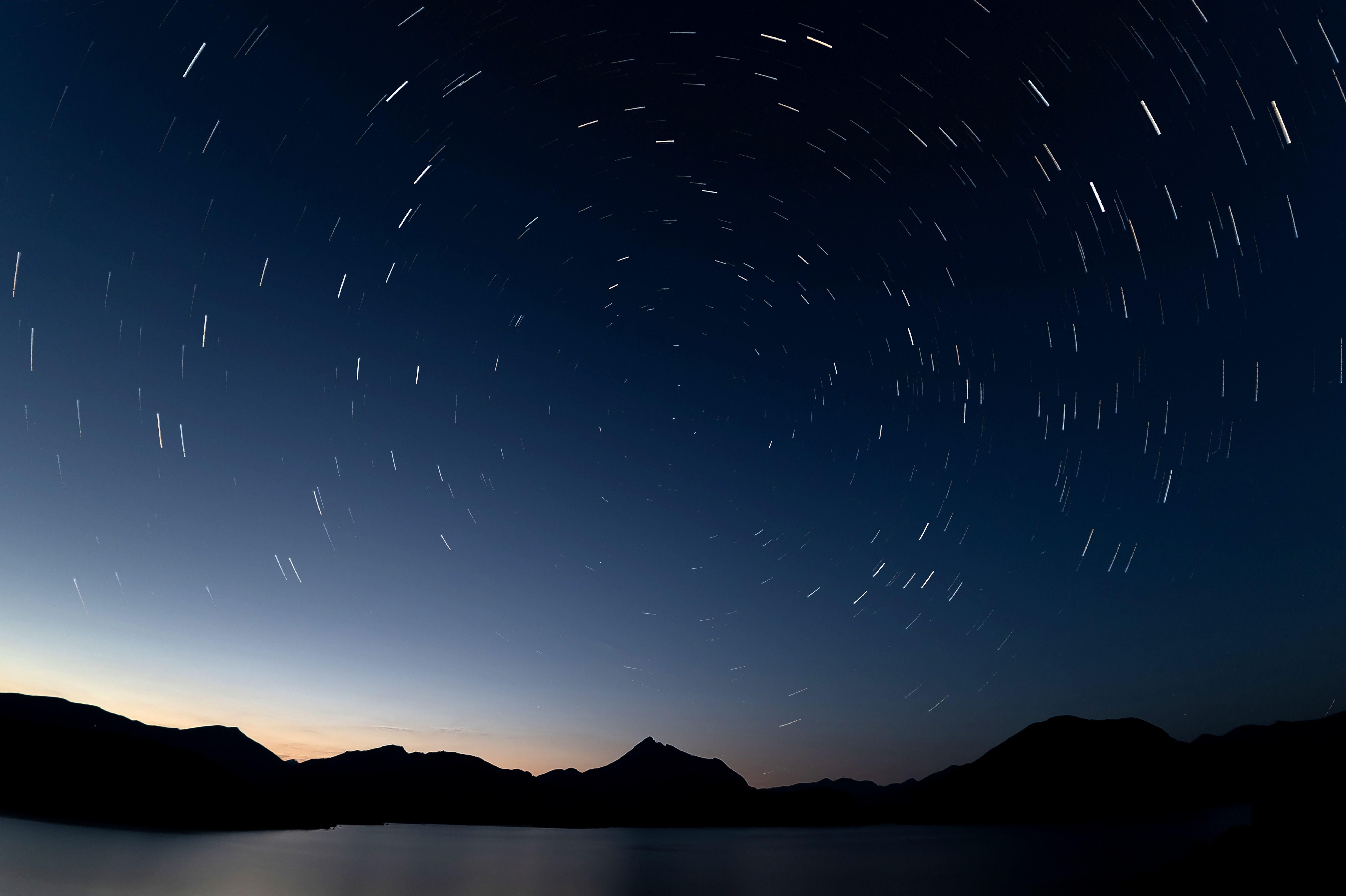 Kako gledati Perseide - 'meteorsku kišu godine' 3 Fotografija sa dugom ekspozicijom prikazuje noćno nebo tokom vrhunca meteorskog pljuska u Bonaru, u Španiji, 17. jula 2025. godine