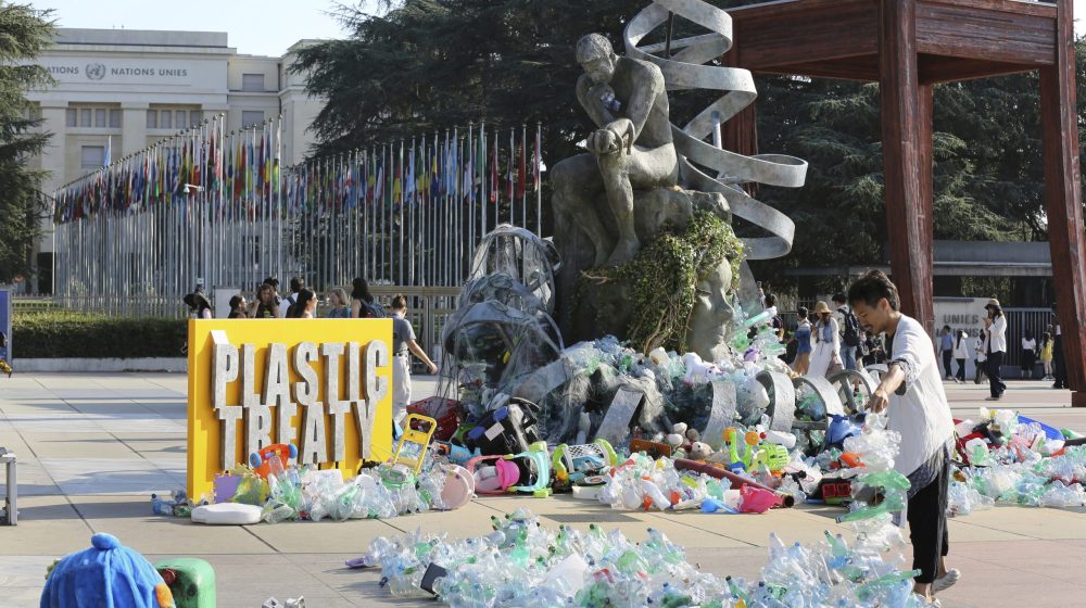 Umetnik zatrpava plastičnim otpadom skulpturu ispred UN tokom pregovora za sporazum o zagađenju (VIDEO) 1