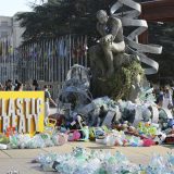 Umetnik zatrpava plastičnim otpadom skulpturu ispred UN tokom pregovora za sporazum o zagađenju (VIDEO) 5