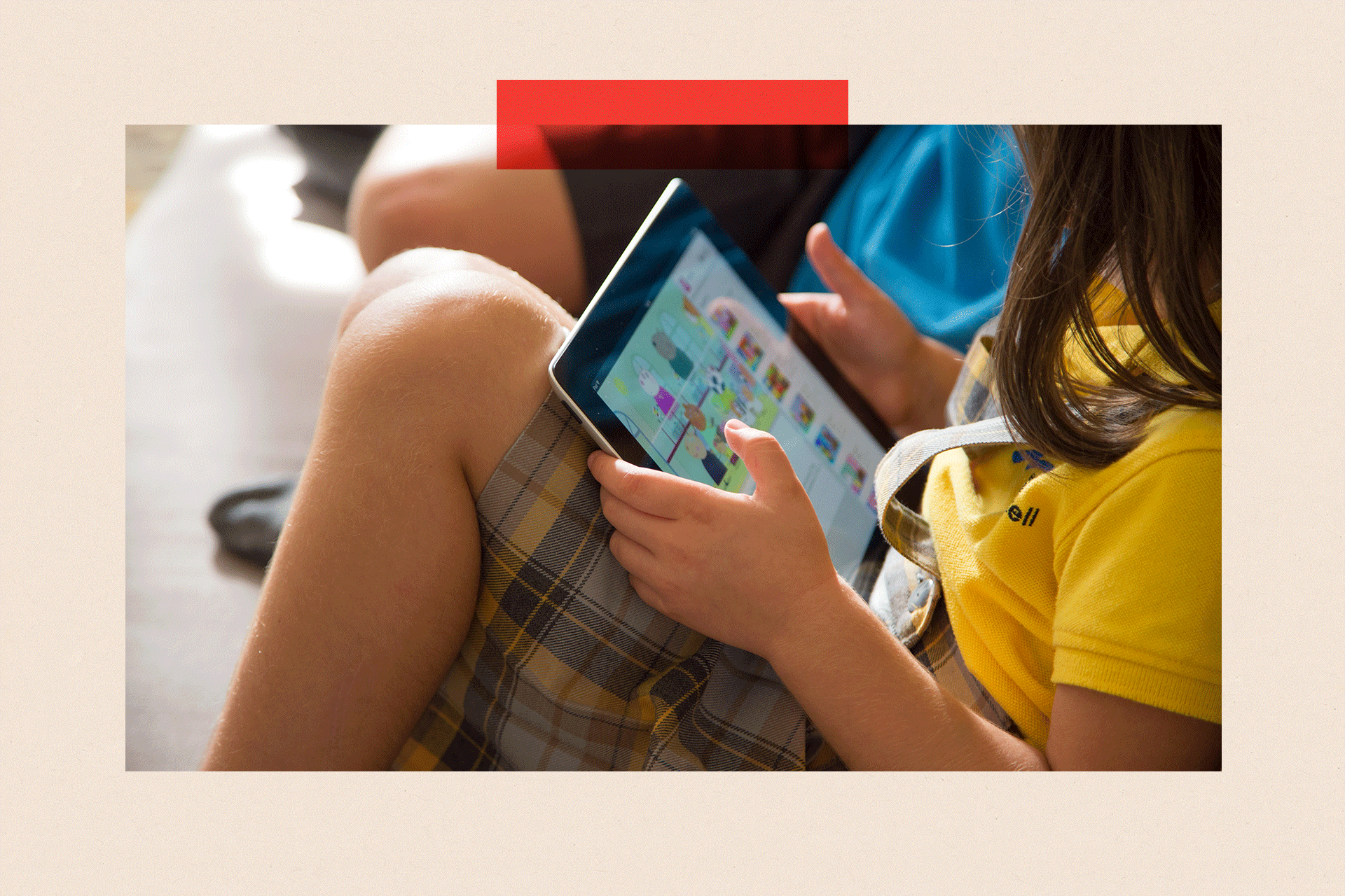 Dete gleda crtani film na tabletu