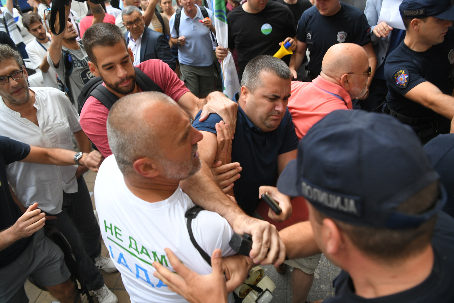 Tenzije ispred PKS: Interventna blokira ulaz u zgradu, pripadnik Soko obezbeđenja gura Ćutu (VIDEO) 2 Tenzije ispred PKS: Interventna blokira ulaz u zgradu, pripadnik Soko obezbeđenja gura Ćutu (VIDEO) 2