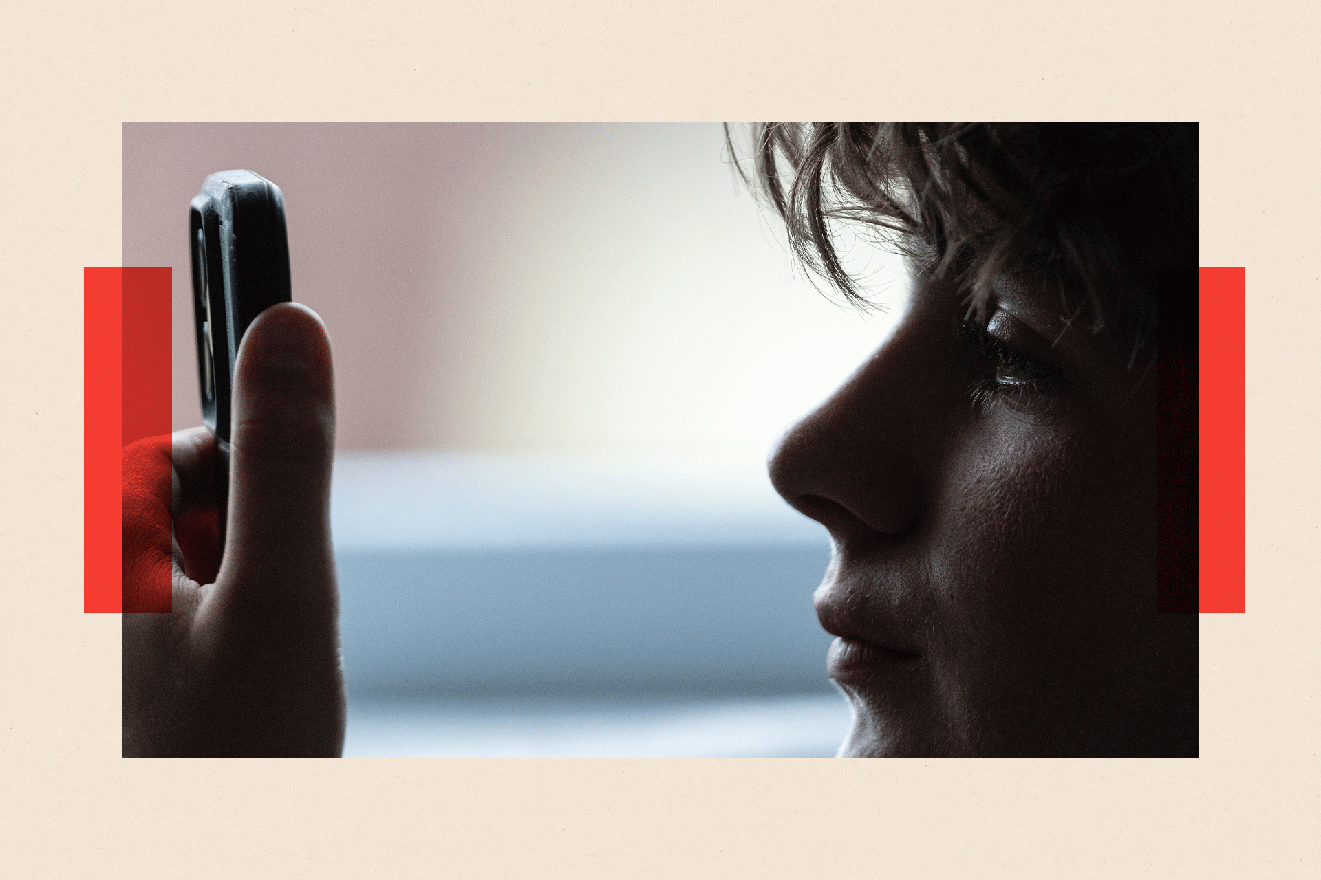 Dečak gleda u telefon previše blizu