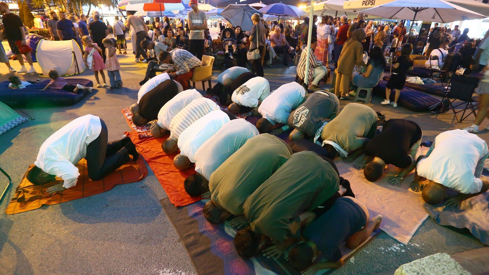 Foto priča iz Novog Pazara: Blokadom traže puštanje svih privedenih na slobodu 2 Vernici klanjaju jutarnji namac na blokadi u centru Novog Pazara