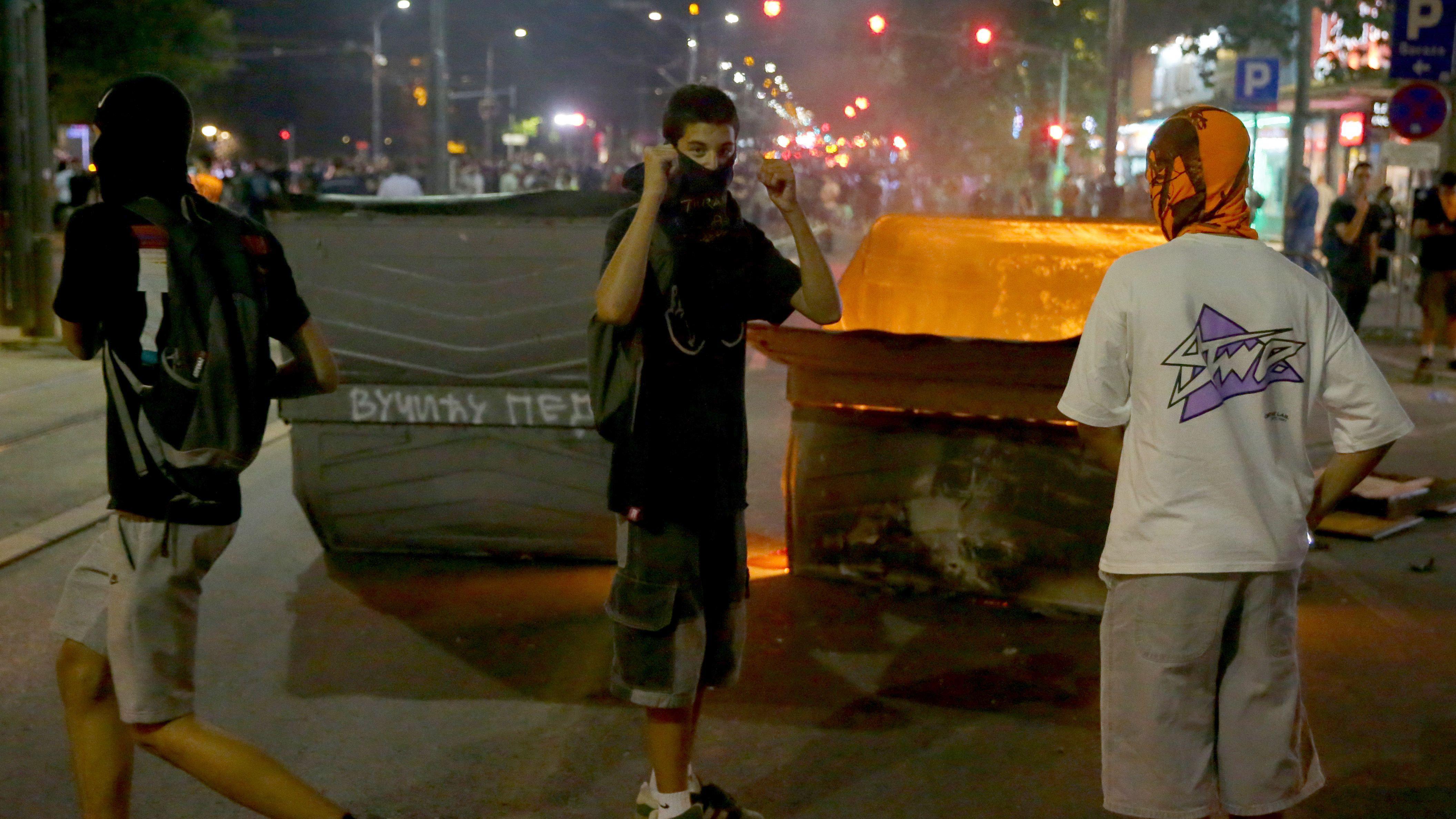 Novi neredi u Srbiji, podrška studentkinji Nikolini, održana sednica Saveta za nacionalnu bezbednost 8 Tri momka prekrivenih lica ispred kontejnera