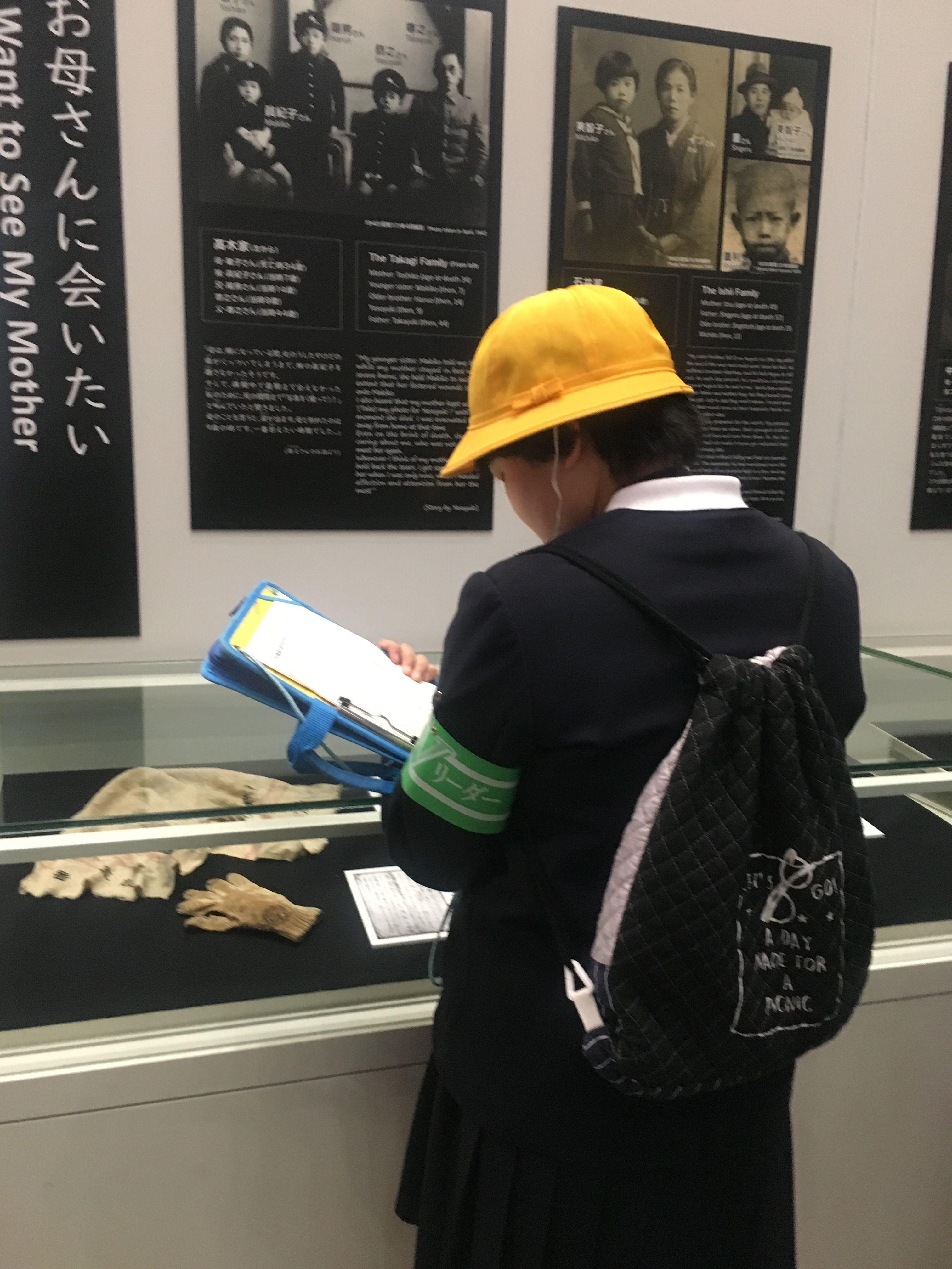 Dete u rukama drži svesku 