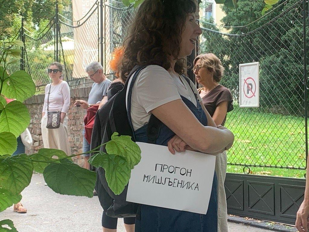 Žena drži transparent u ruci