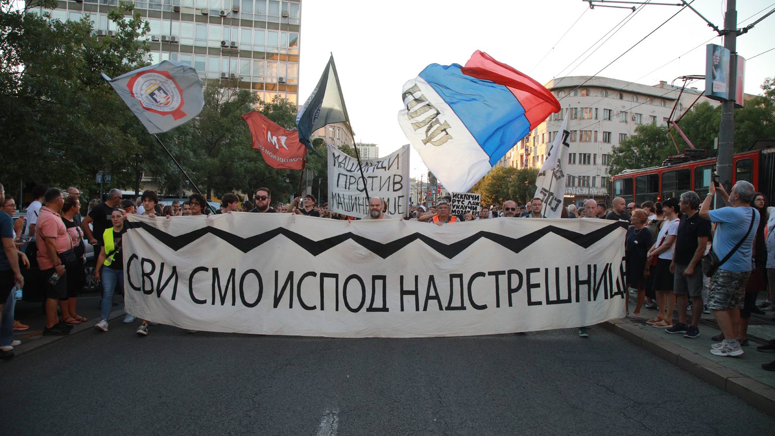 Stručnjaci razbijaju teoriju zavere o padu nadstrešnice koju vlast plasira kroz Informer 2