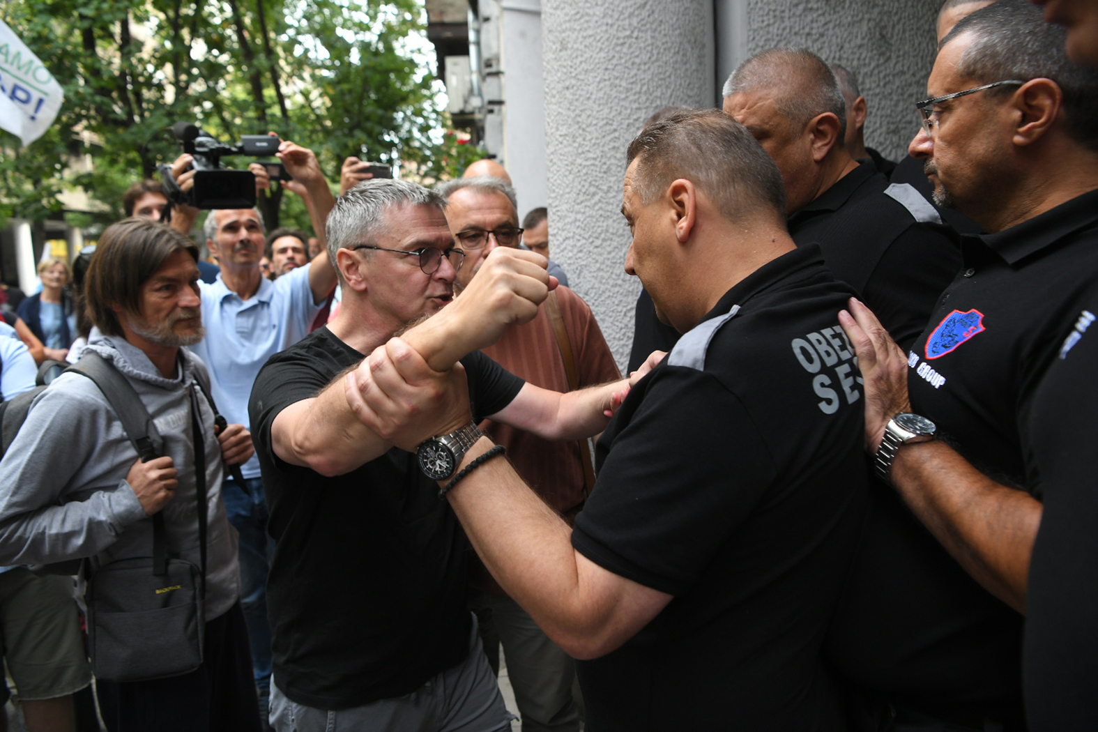 Tenzije ispred PKS: Interventna blokira ulaz u zgradu, pripadnik Soko obezbeđenja gura Ćutu (VIDEO) 3 Tenzije ispred PKS: Interventna blokira ulaz u zgradu, pripadnik Soko obezbeđenja gura Ćutu (VIDEO) 3