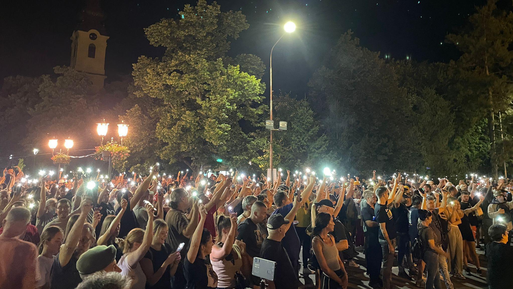 Neredi u Srbiji: Demolirane prostorije SNS, policija pretukla momka u Valjevu 11 Ljudi drže svetla telefona u mraku