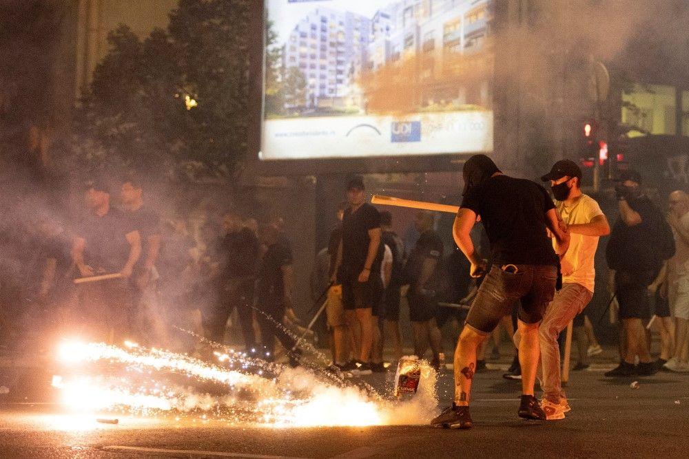 Neredi u Srbiji: Demolirane prostorije SNS, policija pretukla momka u Valjevu 4 protest u beogradu