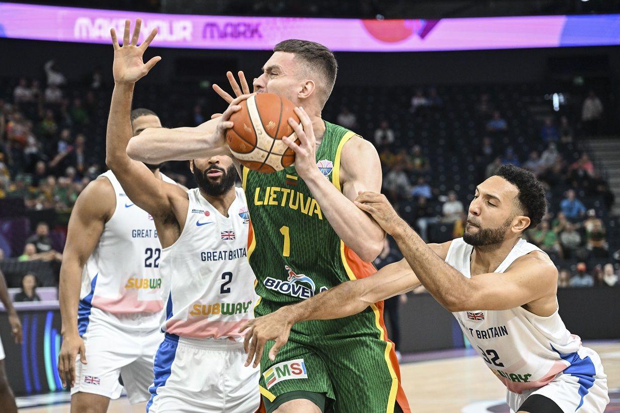 Počeo Evrobasket: Britanci nemoćni protiv Litvanije, Portugalci iznenadili 1 Litvanski centar Marek Blazevic u duelu sa britanskim košarkašima