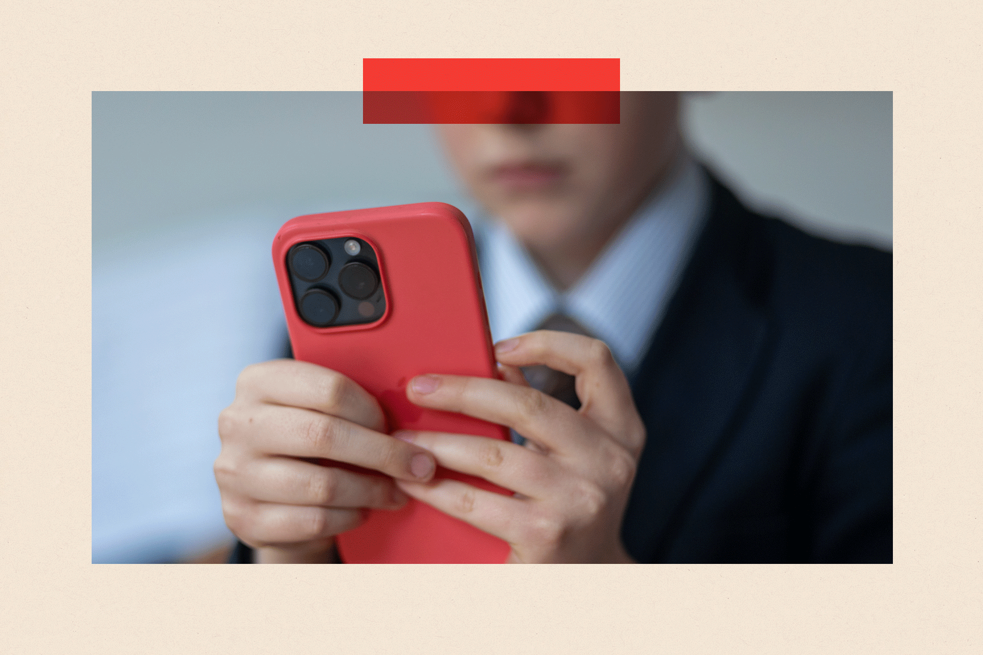 Dečak gleda u telefon