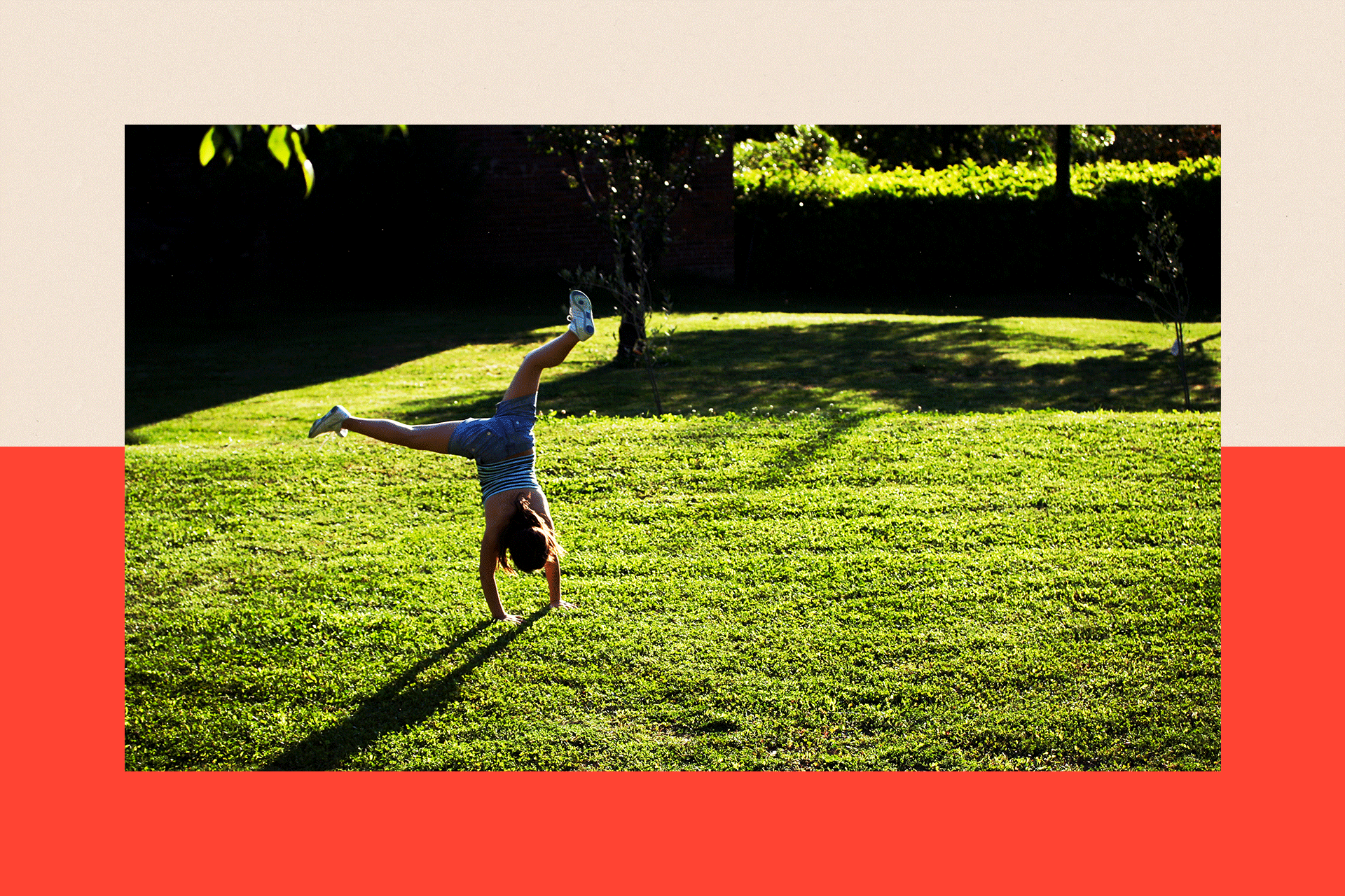 Devojčica se igra u parku