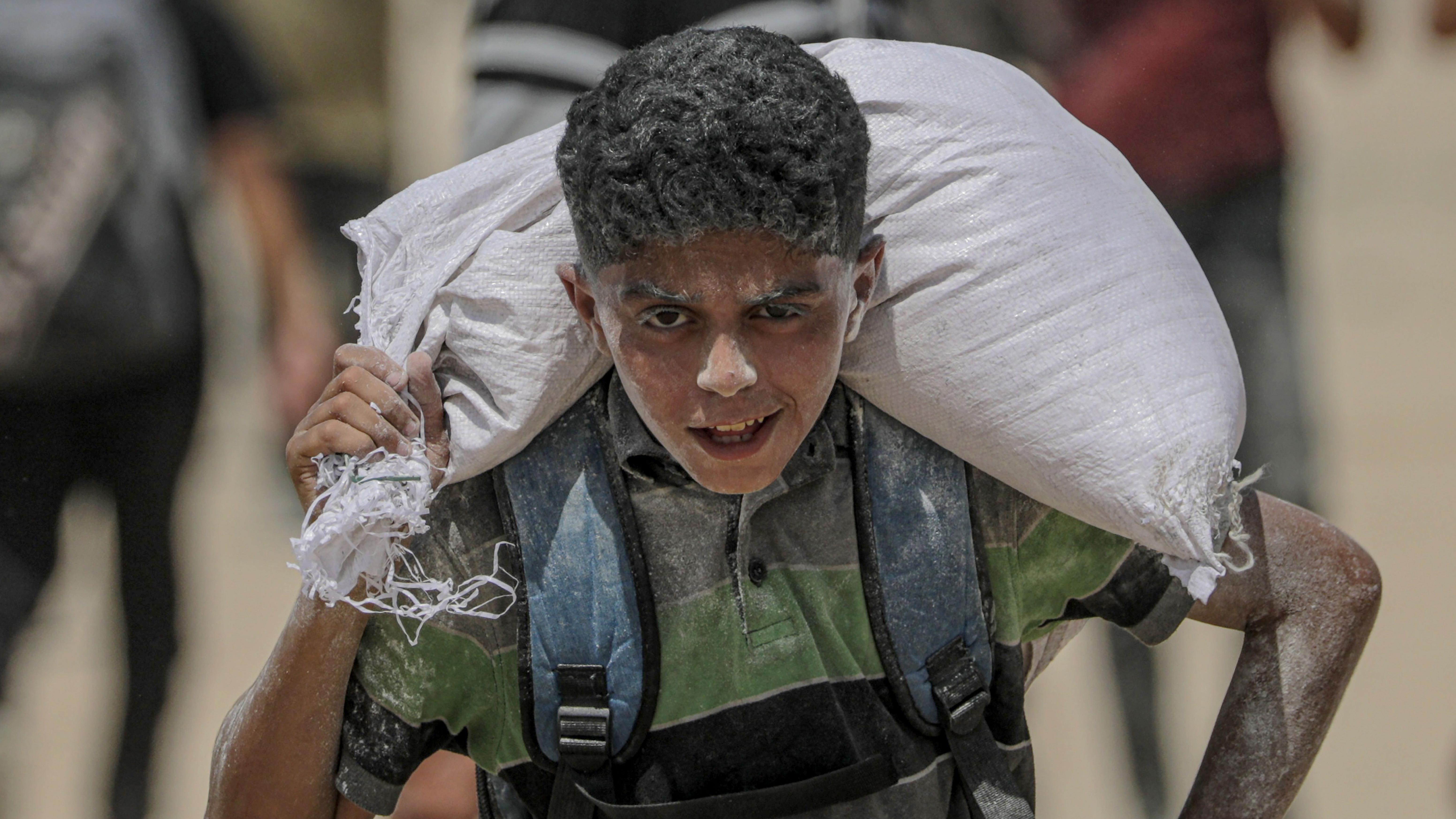 Gaza posle rata... Ko će se nositi sa 'bezbednosnom noćnom morom' 6 Palestinski dečak nosi kesu brašna blizu punkta za podelu hrane u Zikimu, na severu Gaze, 8. avgusta 2025. godine.