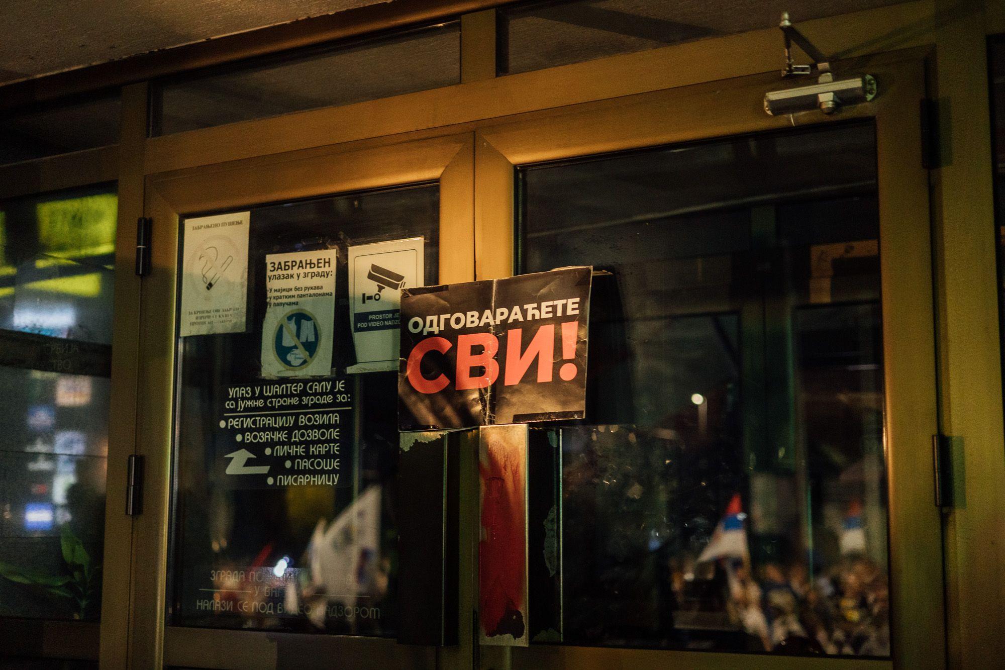 U fotografijama: Protest u Valjevu okončan neredima 5 Ulaz u prostorije MUP-a u Valjevu