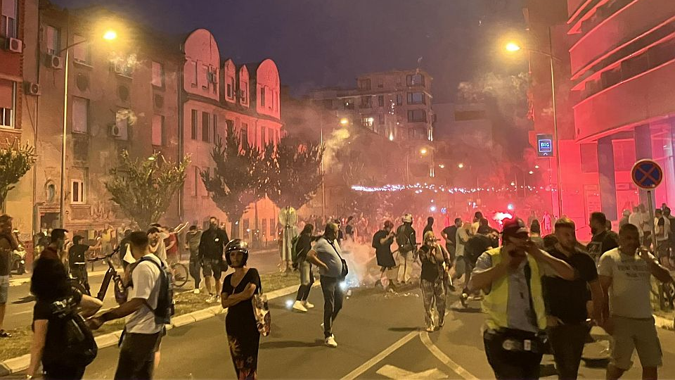 Novinar Vremena izvodi šest zaključaka iz noćašnjeg sukoba SNS batinaša i policije sa demonstrantima 1 Novinar Vremena izvodi šest zaključaka iz noćašnjeg sukoba SNS batinaša i policije sa demonstrantima 1