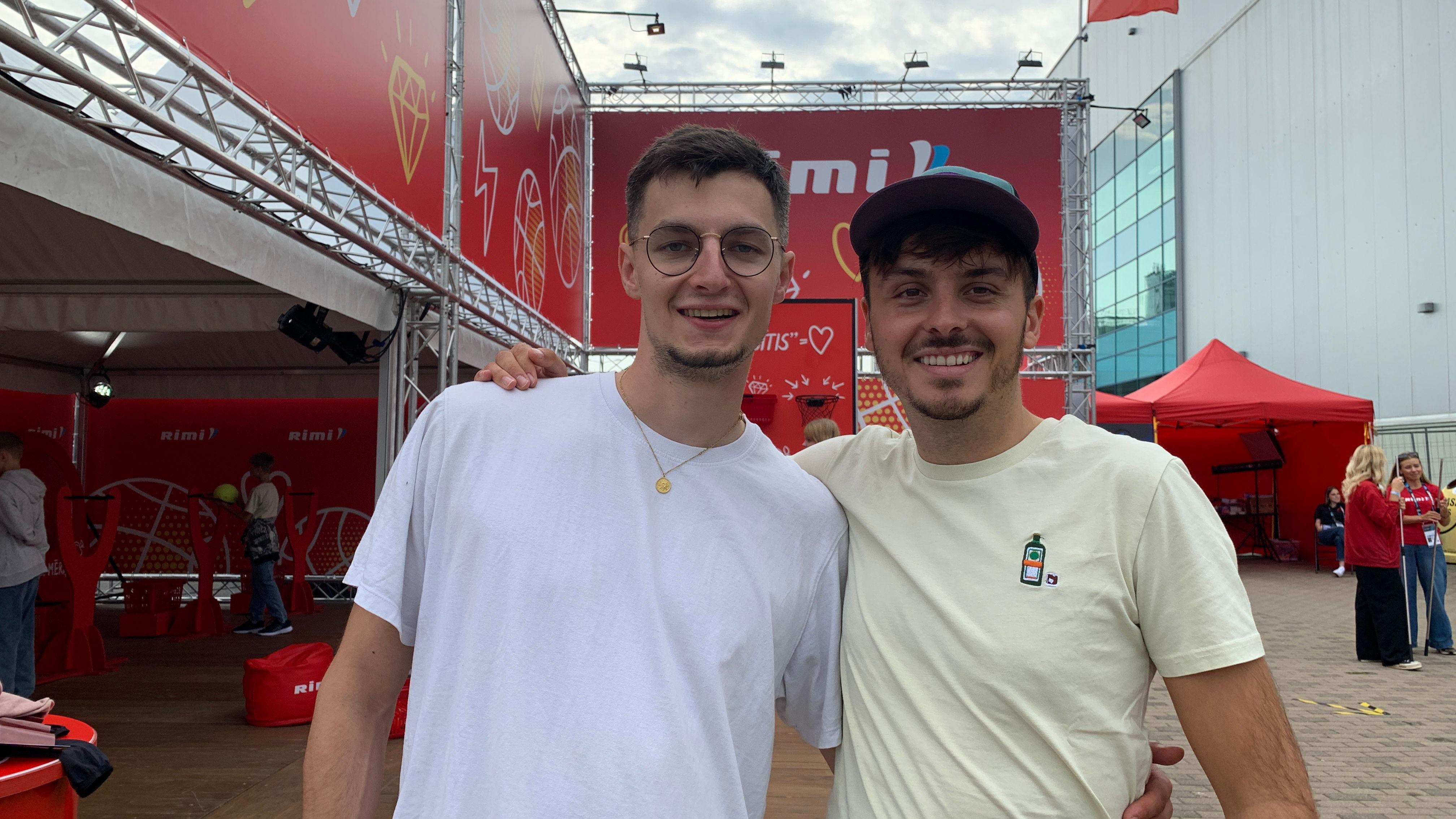 BBC u fan zoni Evrobasketa: Stopiranje, podrška iz dijaspore i burger na vatri 11 Mark (levo) i Džuls (desno)