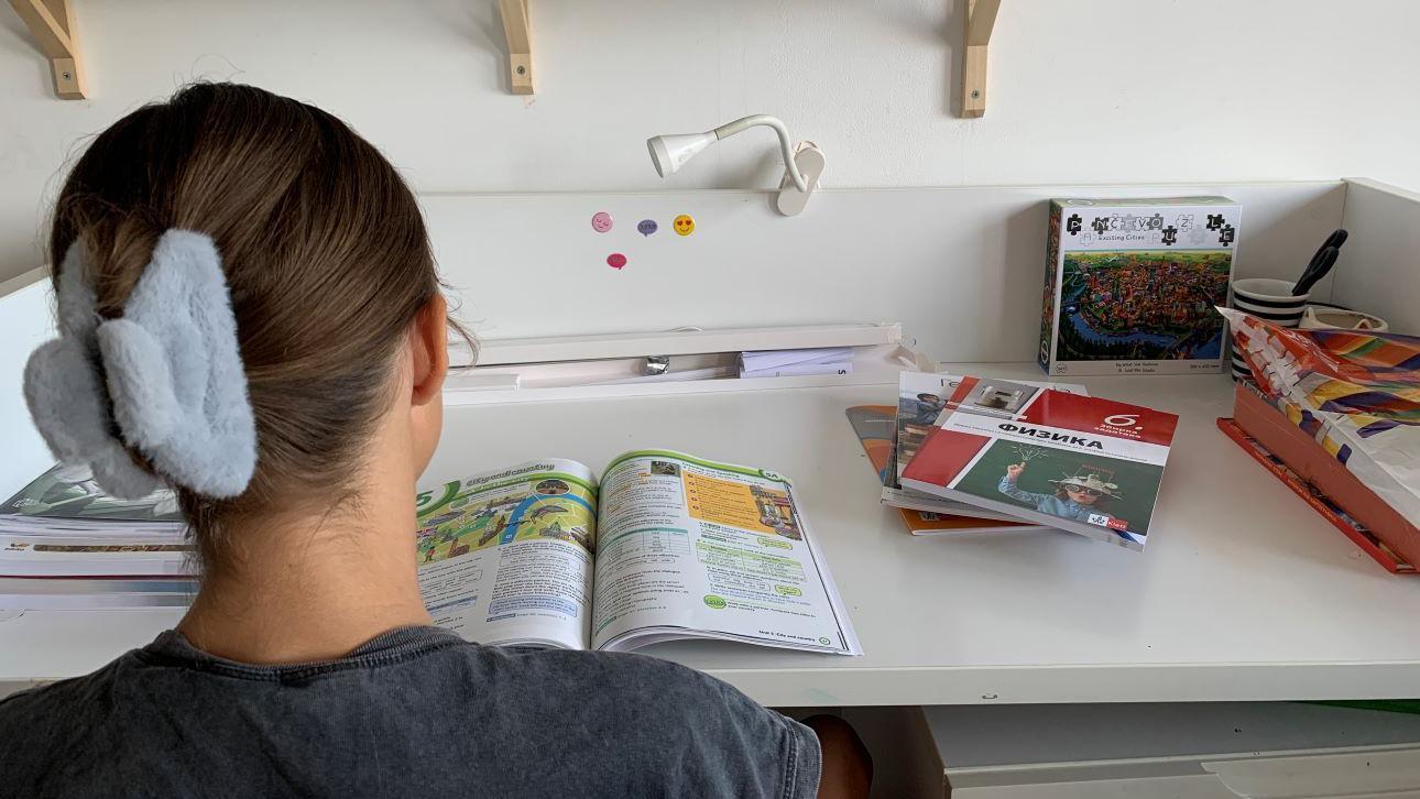 Izmene Zakona o udžbenicima: Da li treba da budu 'nacionalni' i šta to znači 1 devojčica čita udžbenik