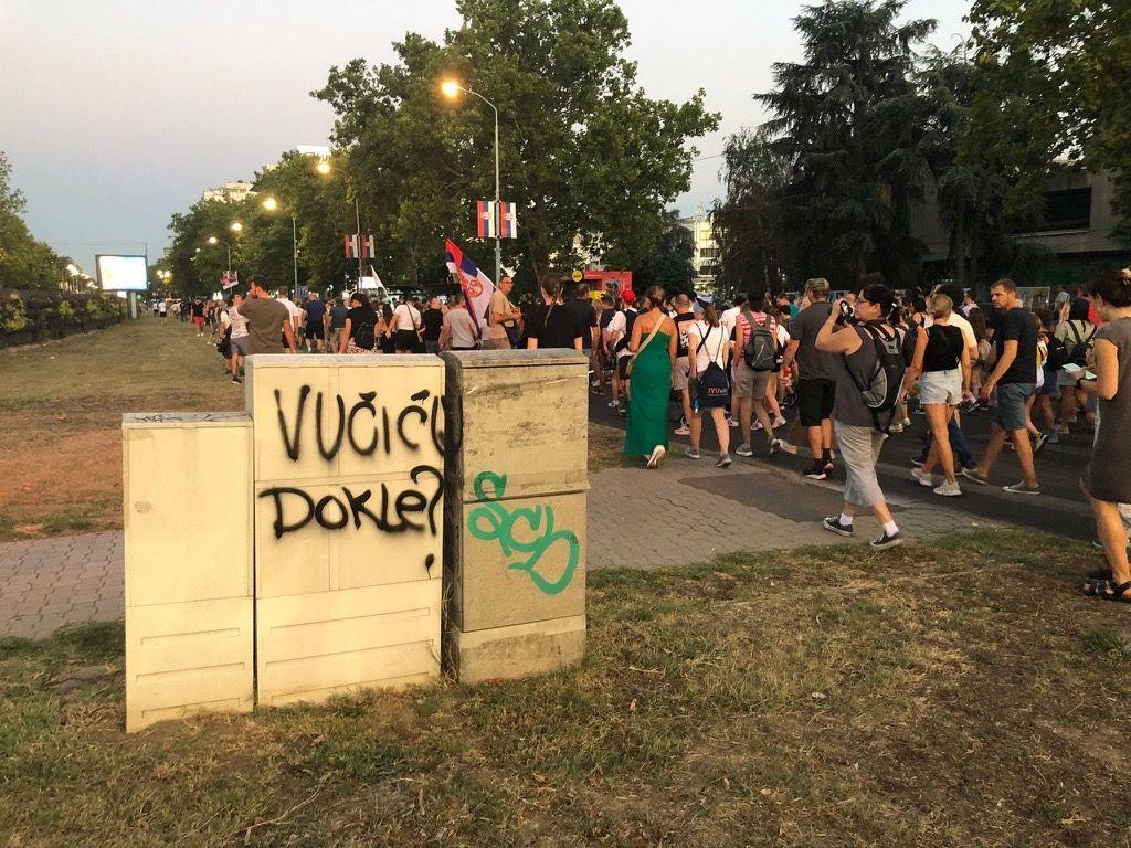 Neredi u Srbiji: Demolirane prostorije SNS, policija pretukla momka u Valjevu 17 Kolona ljudi kreće se ka policijskog stanici