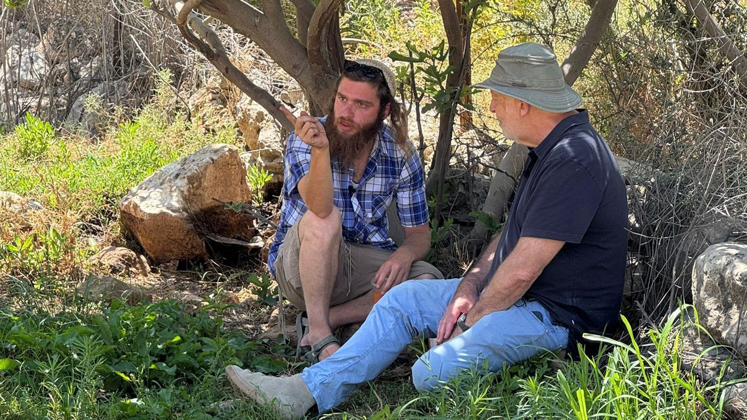 Izraelski naseljenici pojačavaju kampanju proterivanja Palestinaca iz Zapadne obale 1 Džeremi Bouen (desno) sa Meriom Simčom ispod smokvinog drveta