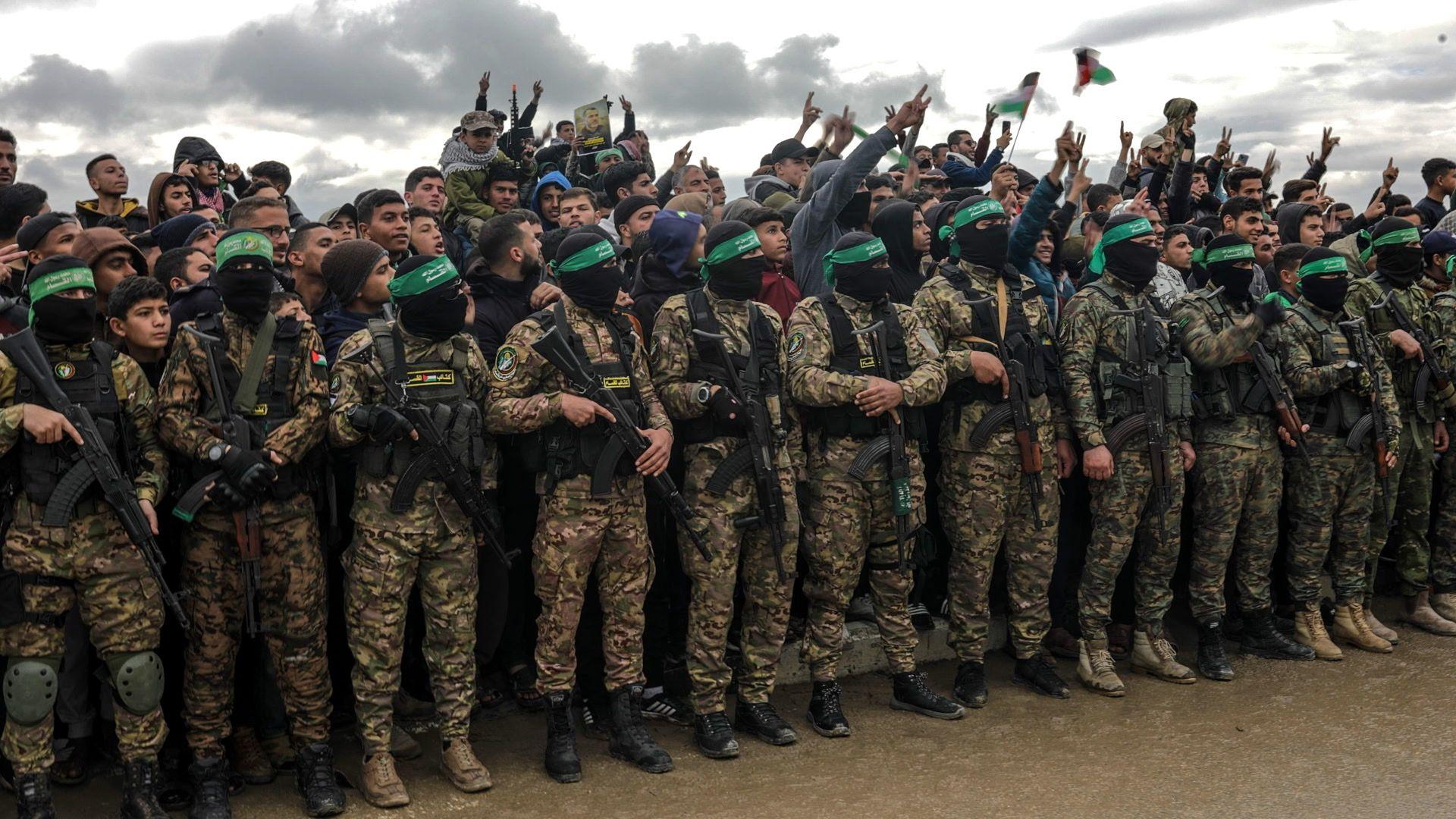 Gaza posle rata... Ko će se nositi sa 'bezbednosnom noćnom morom' 4 Red naoružanih boraca Hamasa stoji leđima okrenut prema gomili ljudi u civilnoj odeći.