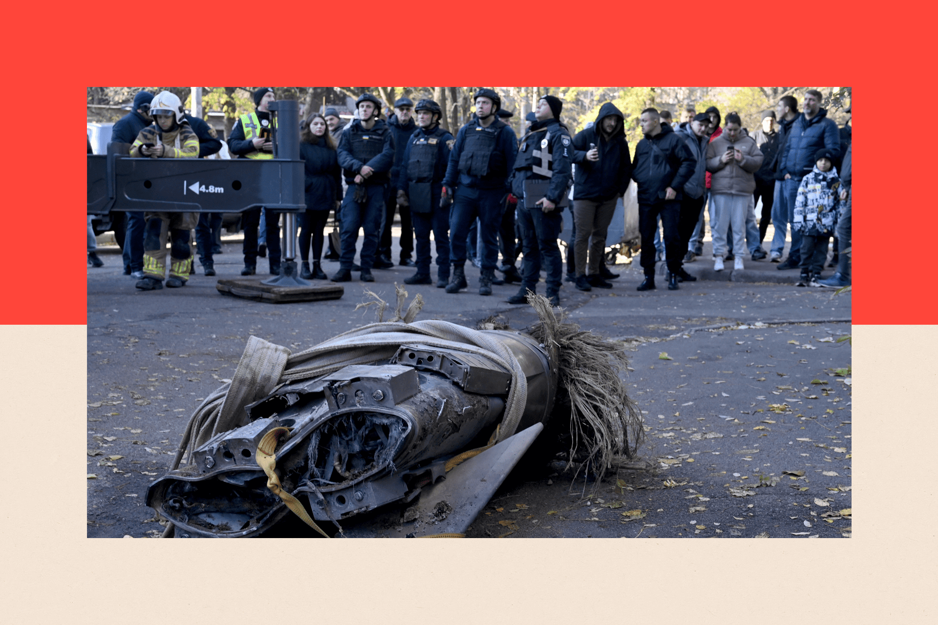 Superoružje za koje Putin tvrdi da mete pretvara u pepeo i prah 7 Ljudi gledaju ostatke oborene ruske hipersonične rakete Cirkona, koja je pala na stambenu zgradu u Kijevu u novembru 2024. godine