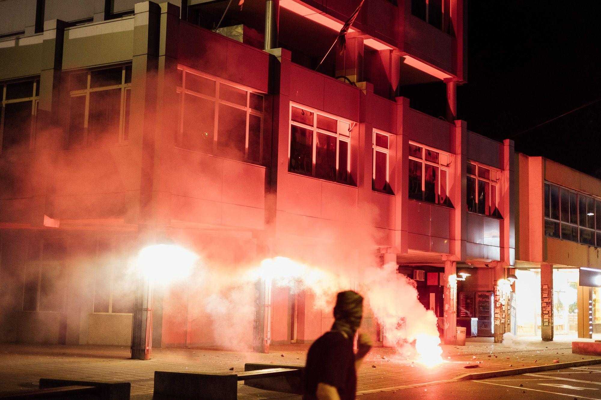 U fotografijama: Protest u Valjevu okončan neredima 11 Maskirani muškarci bacali su pirotehnička sredstva i razbijali prozore na zgradi Opštine u Valjevu