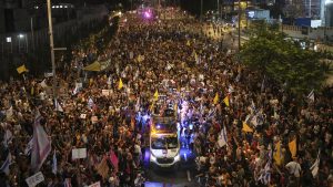 Hiljade ljudi izašlo je danas na ulice Tel Aviva u Izraelu da traži kraj rata u Gazi, dan posle odluke vlade da zauzme grad Gazu na toj teritoriji.