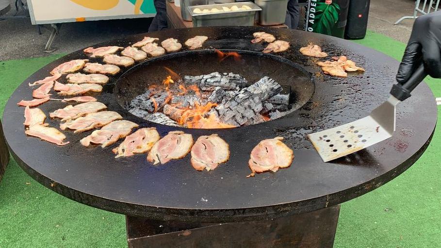 BBC u fan zoni Evrobasketa: Stopiranje, podrška iz dijaspore i burger na vatri 5 Meso se peče na okruglom šporetu