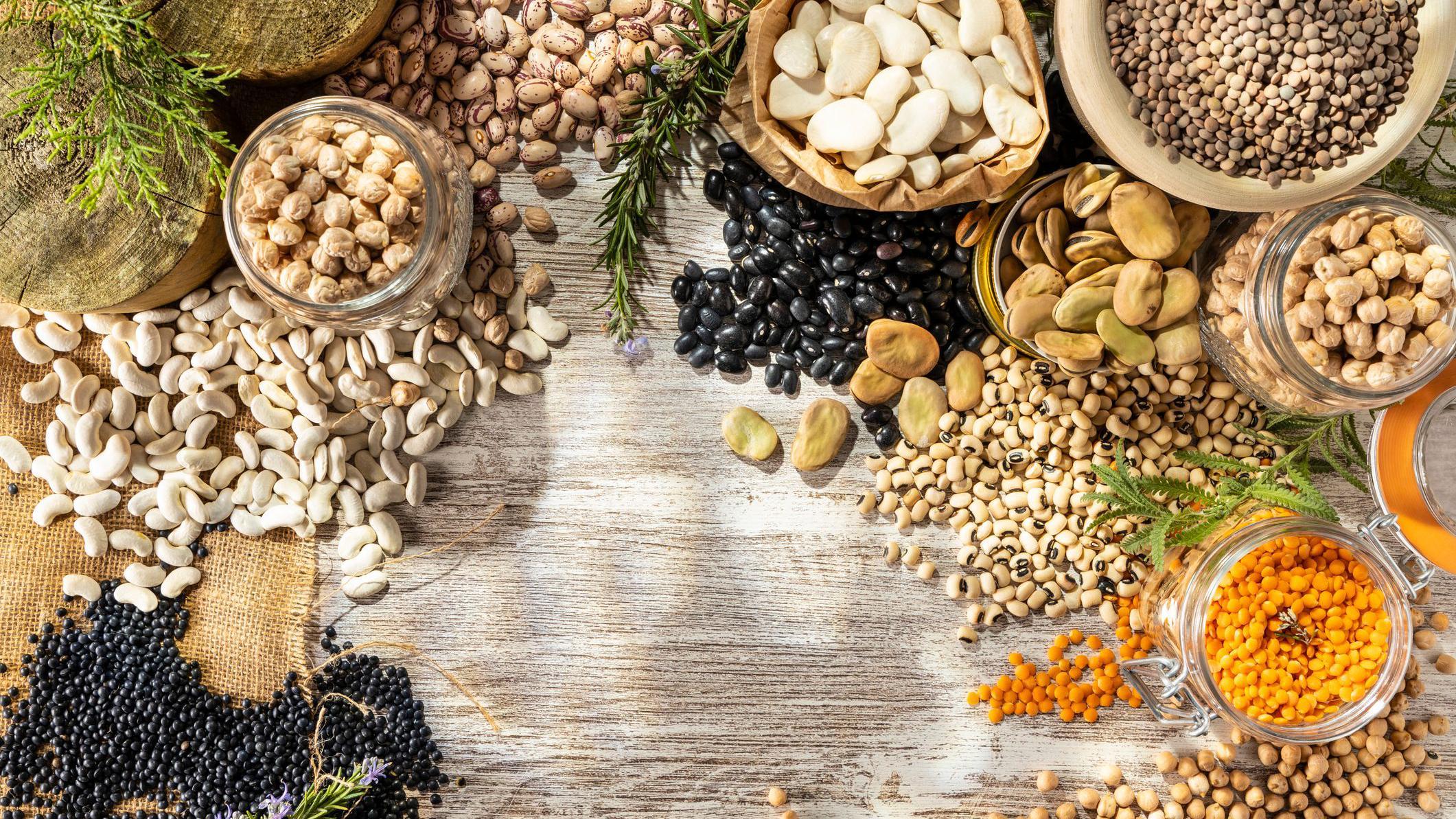 Koja hrana izaziva gasove 2 Različite mahunarke razbacane po stolu