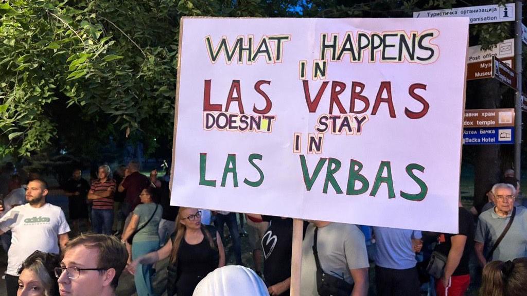 Neredi u Srbiji: Demolirane prostorije SNS, policija pretukla momka u Valjevu 12 Transparent - Šta se dešava u Vrbasu ne ostaje u Vrbasu (na engleskom)