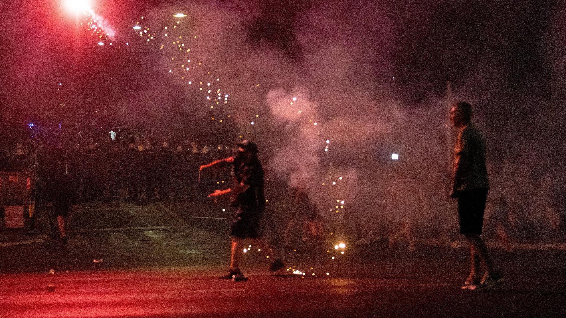 Neredi u Srbiji: Demolirane prostorije SNS, policija pretukla momka u Valjevu 5 Sukob policije i demonstranata