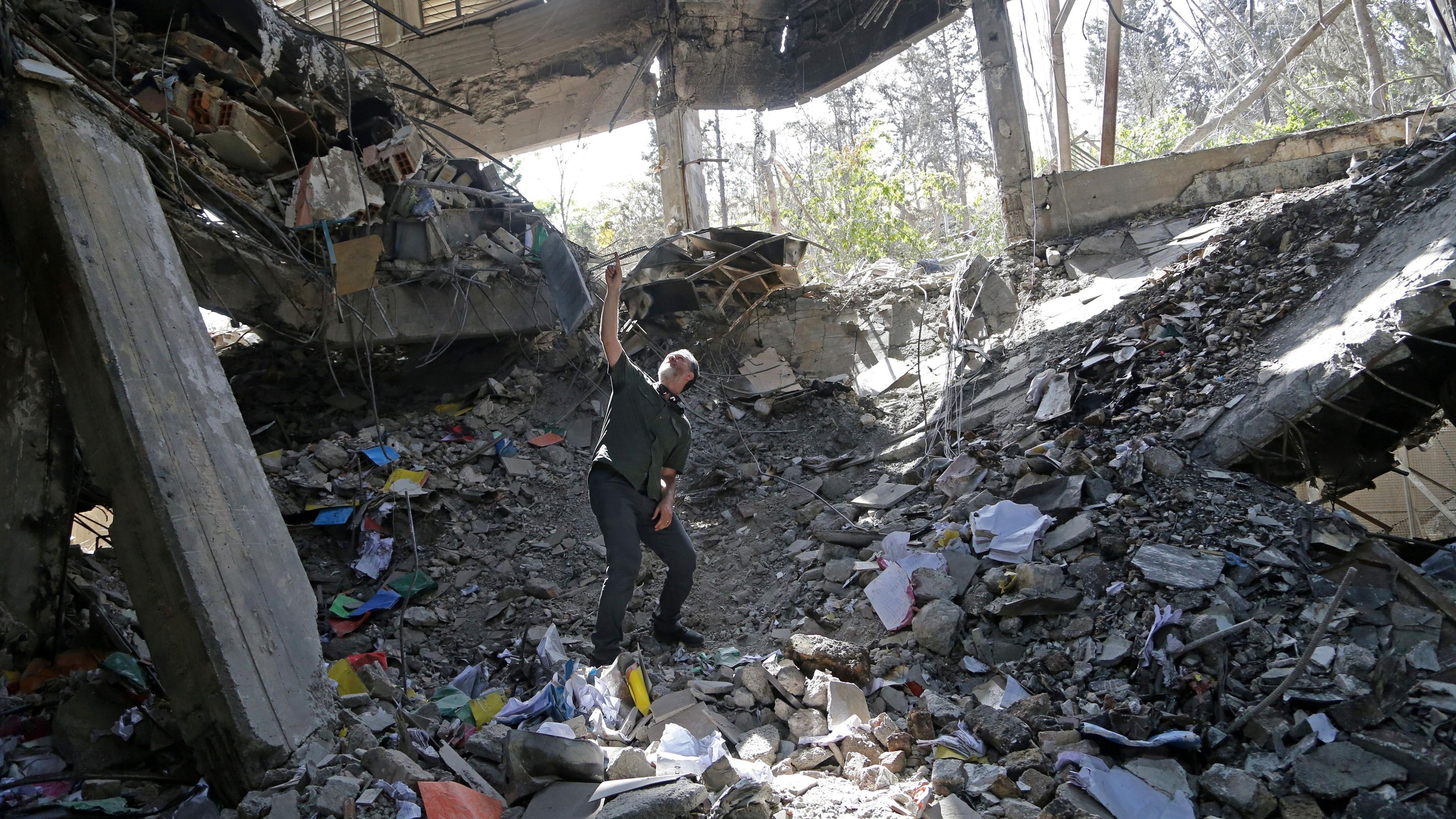 'Nisu nam otvorili vrata': Iza kulisa najsmrtonosnijeg izraelskog napada na Iran 1 Muškarac stoji na ruševinama