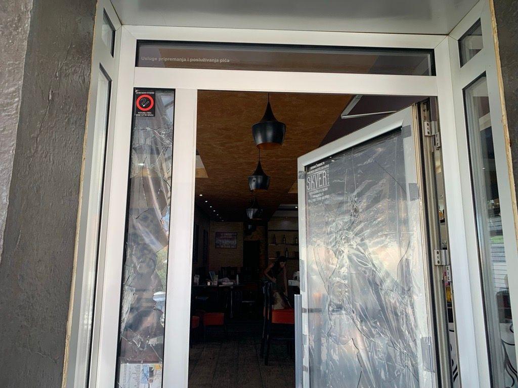 Kafić Skver i najloni umesto razbijenih stakala