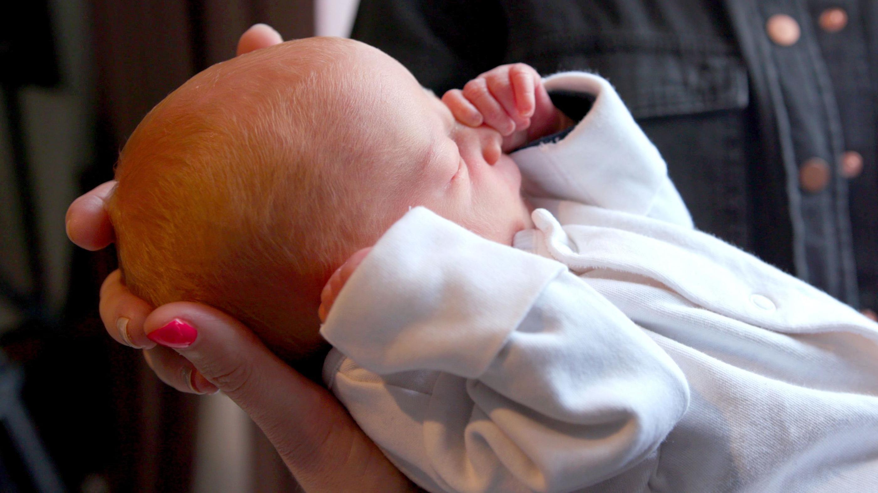 Mitovi i zablude o dojenju 2 beba u naručju