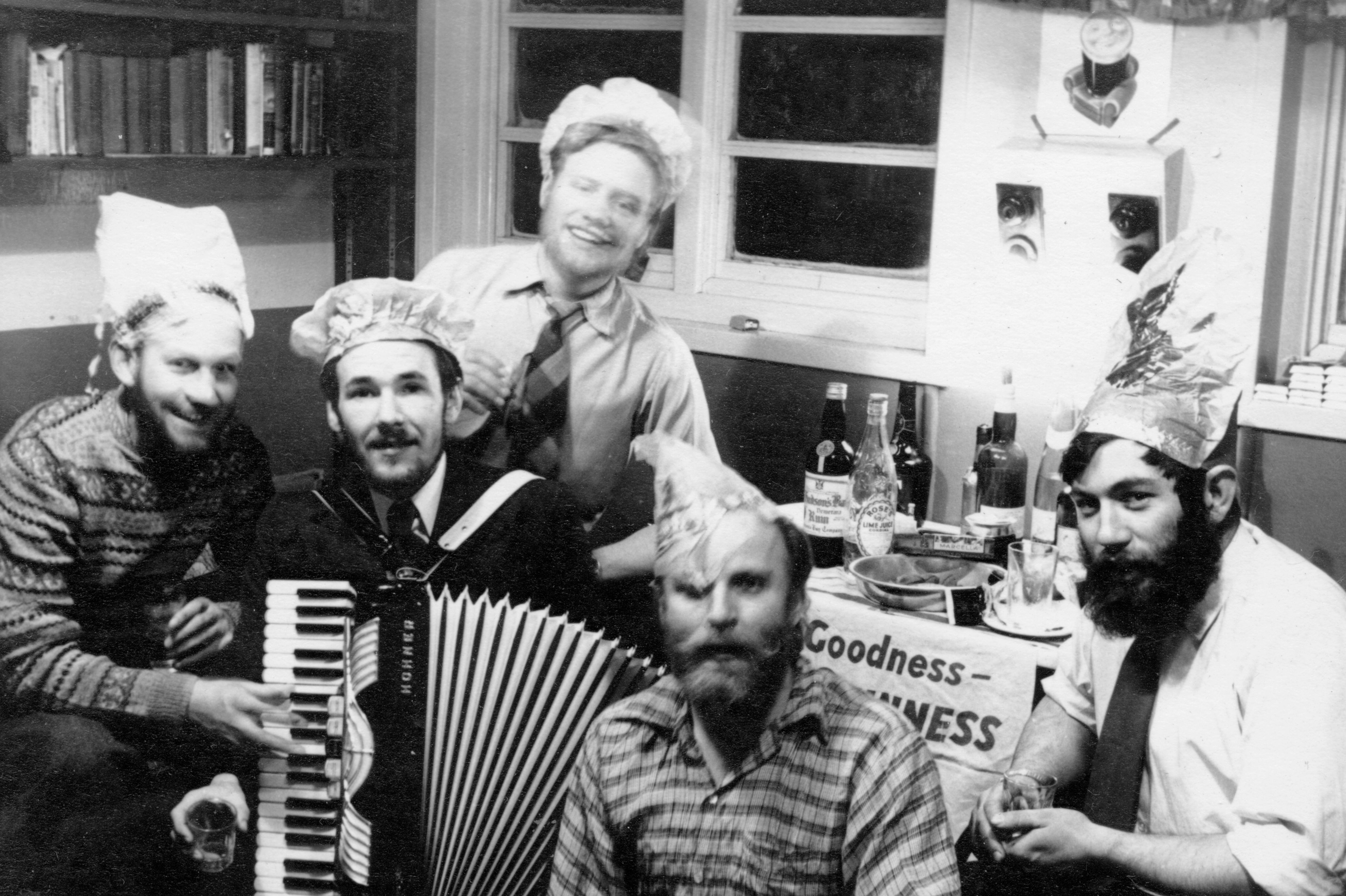 Posle 65 godina pronađeni ostaci Britanca nestalog na Antarktiku 3 Denis Bel (skroz desno) slavi Božić na Antarktiku 1958. godine, sedam meseci pre smrti