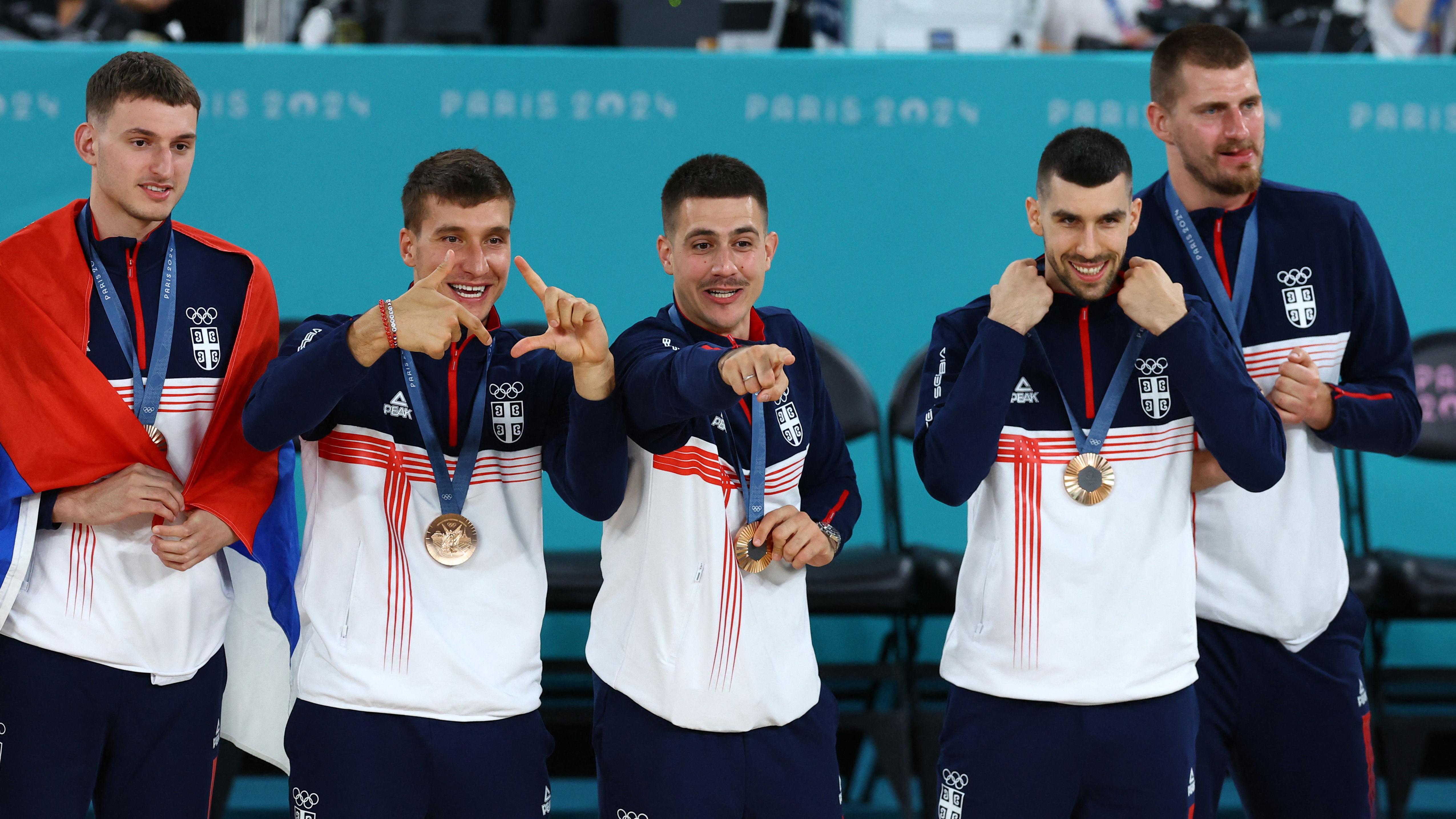 Slavlje srpskih košarkaša posle osvajanja bronzane medalje u Parizu