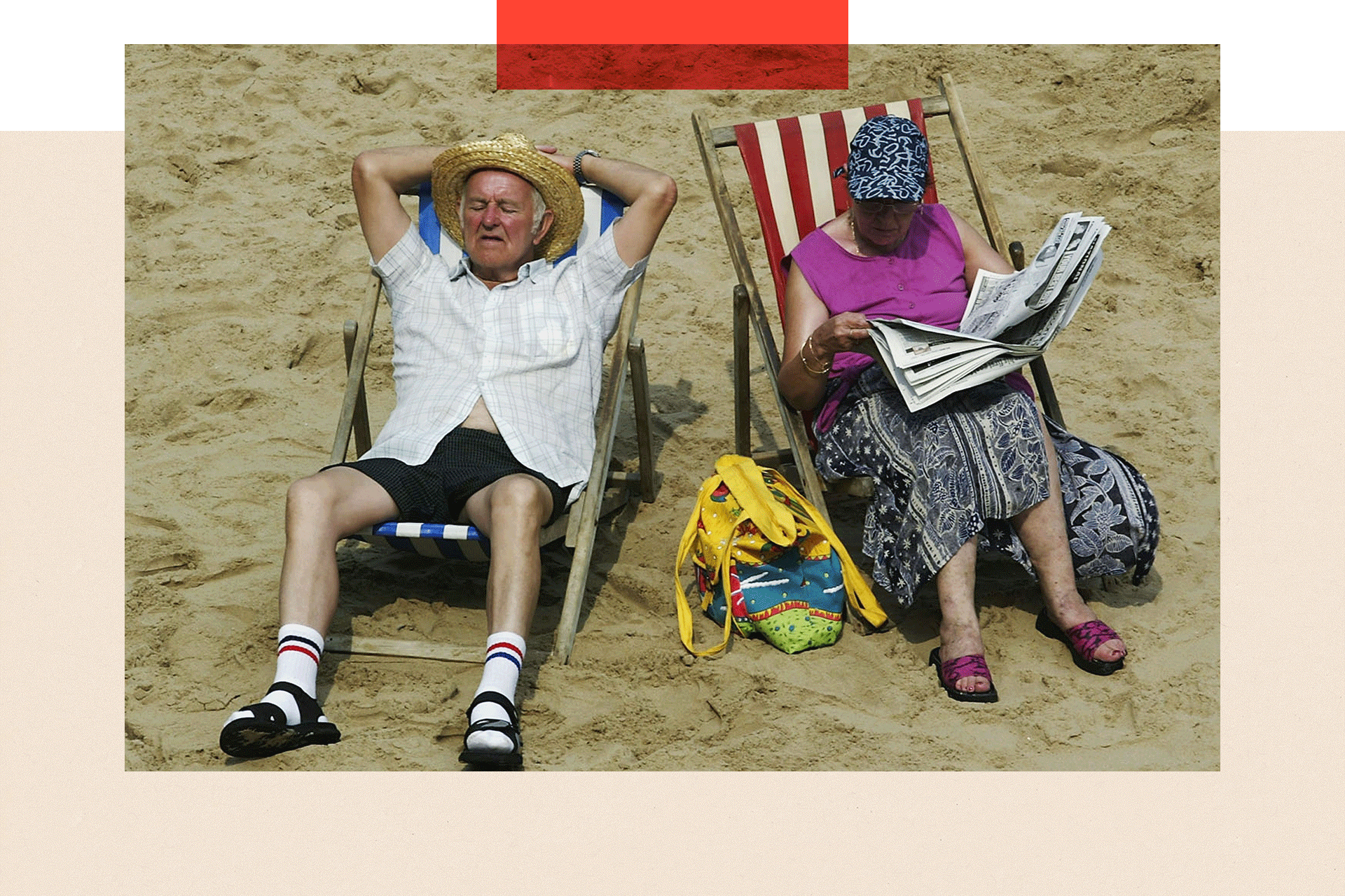 Zašto se čini da prezenteri vremenske prognoze često greše 6 Muškarac i žena se sunčaju na plaži u Engleskoj 2023.