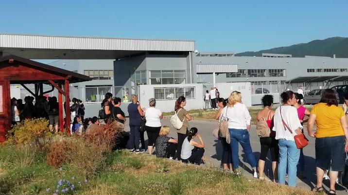 Grupa ljudi ispred fabrike Geoksa u Vranju