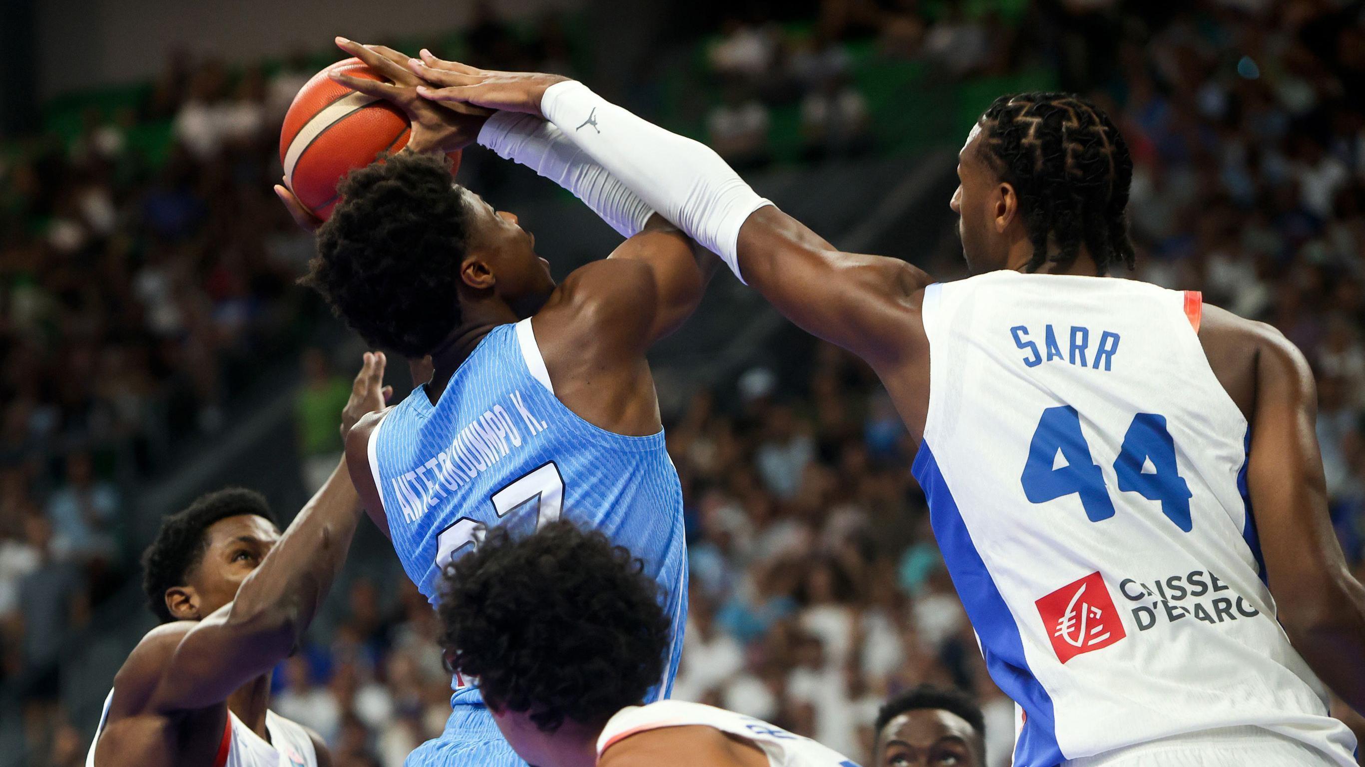 Evrobasket, grupa D: Francuska jaka i bez zvezda, Slovenija živi od Luke Dončića 3 Aleks Sar u duelu sa Janisom Adetokumbom