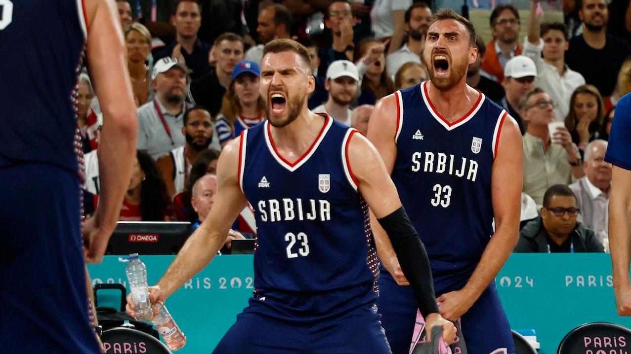 Evrobasket 2025: Ko je ko u reprezentaciji Srbije 7 Gudurić (levo) i Milutinov (desno) raduju se na polufinalnoj utakmici protiv Amerike na OI u Parizu 2024.