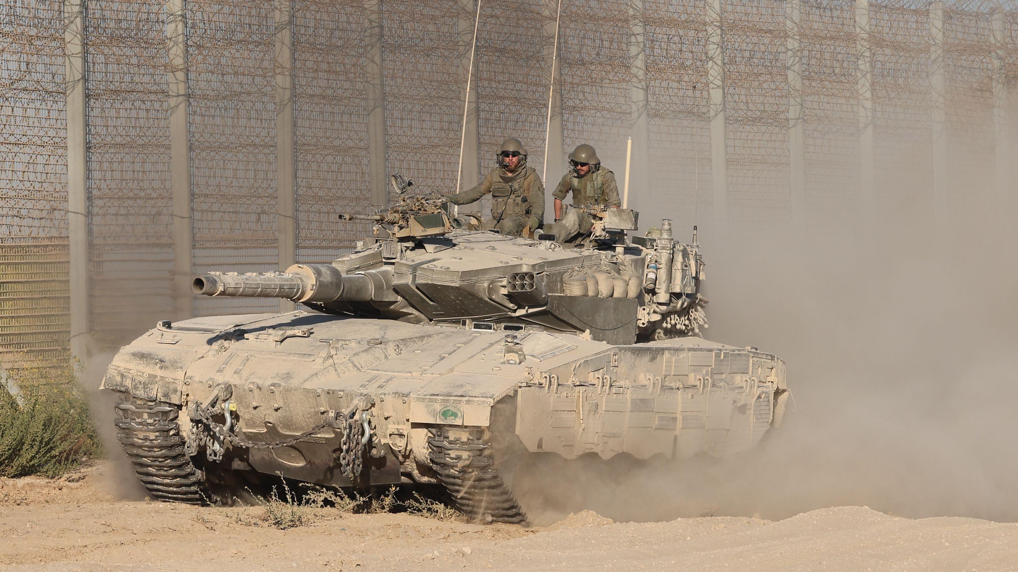 Gaza posle rata... Ko će se nositi sa 'bezbednosnom noćnom morom' 7 Izraelski tenk sa dvojicom vojnika prolazi pored ojačane ograde.