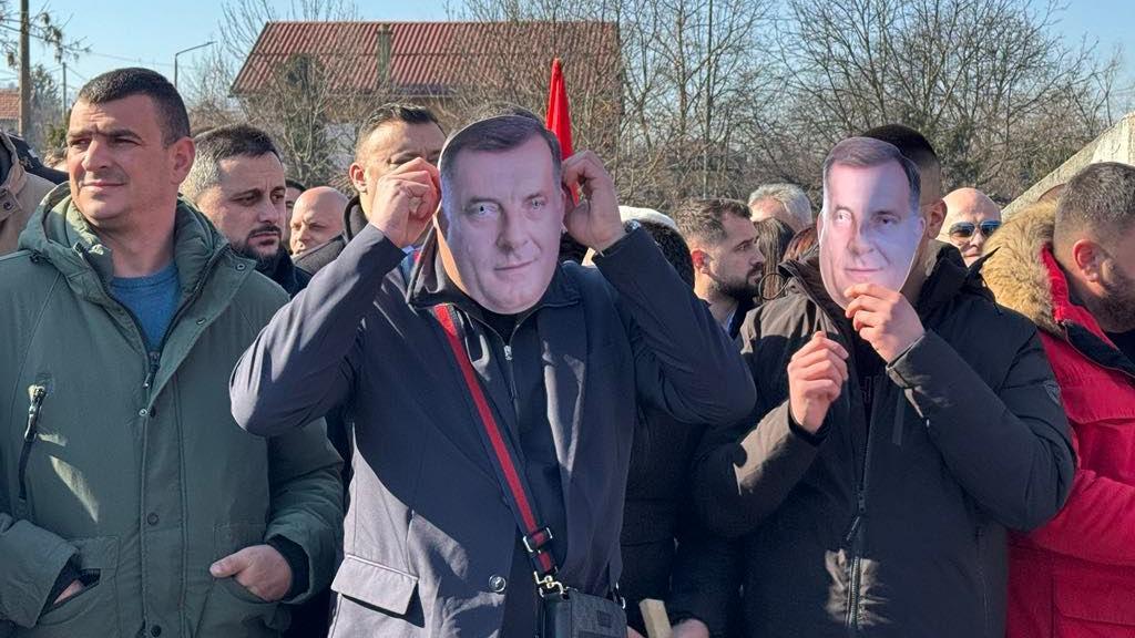 Dodik osuđen na godinu dana zatvora, Srbija ga neće hapsiti, kaže Vučić 3 Pristalice ispred suda su nosile maske sa Dodikovim likom