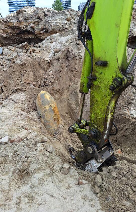 Uklonjenja bomba od pola tone iz Drugog svetskog rata u centru Beograda 3 Bager i bomba na gradilištu „Beograda na vodi"